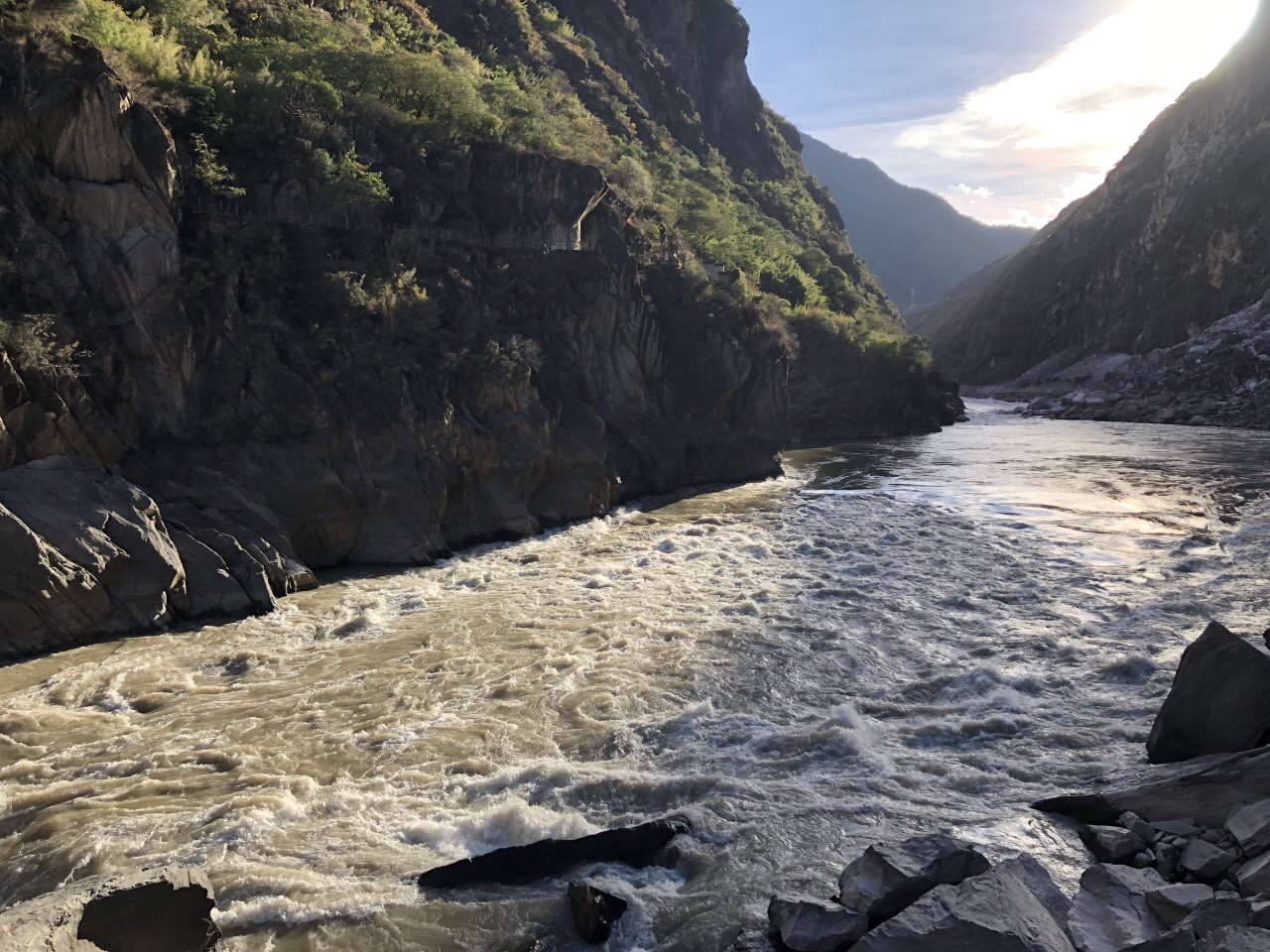 當今景區門票價格奇高的勢頭下虎跳峽景區能夠不為所動堅持60元的低價