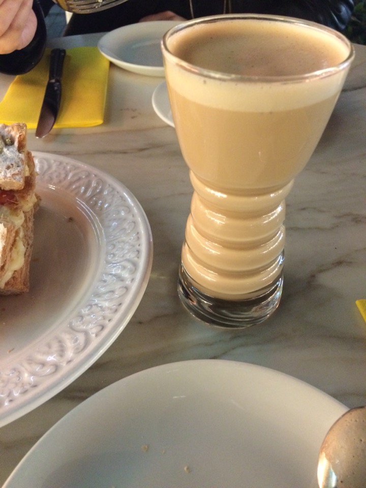  filtre kahvenin yannda getirilen süt&