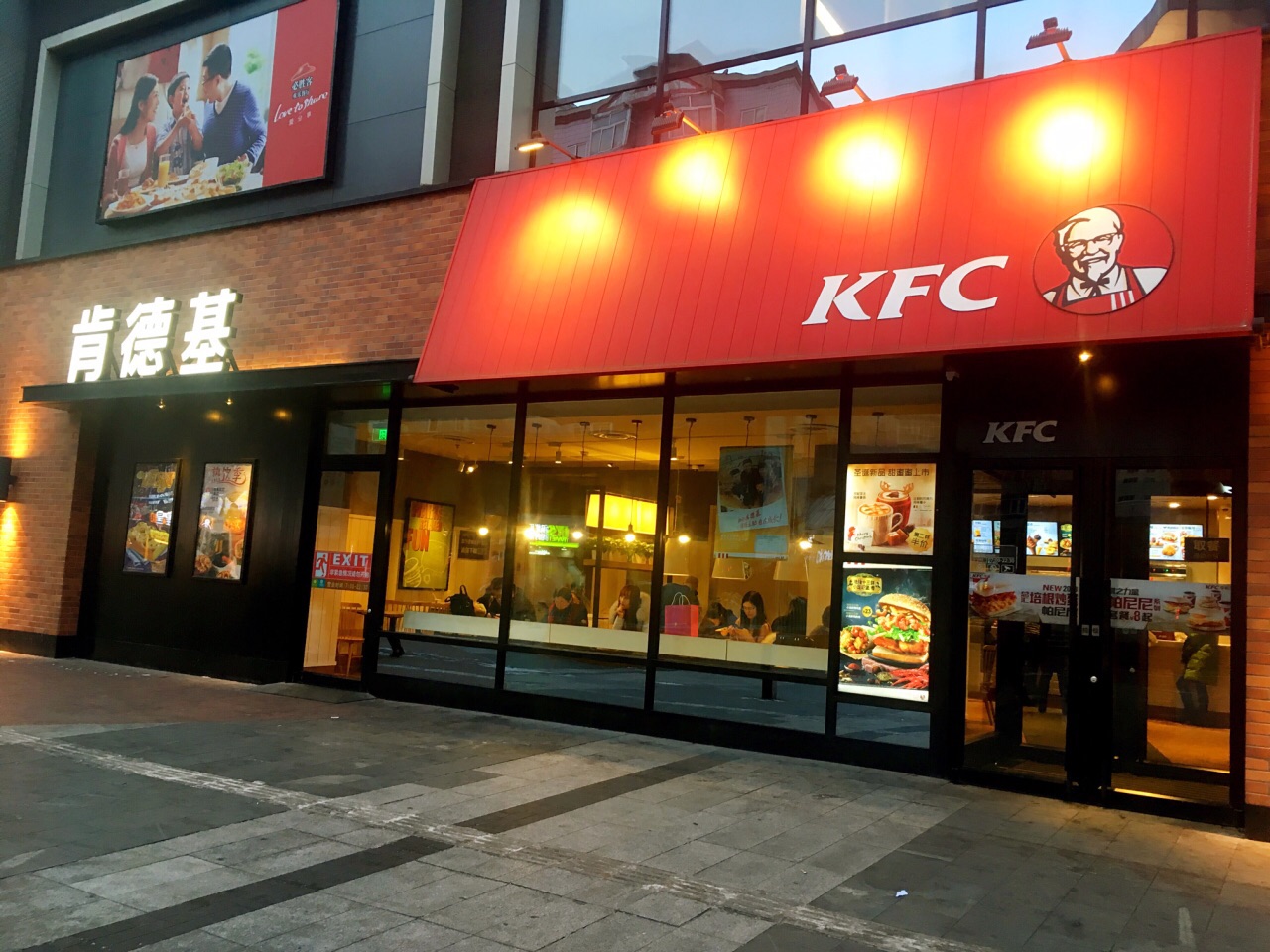 2022肯德基(中街新瑪特店)美食餐廳,一共有兩層,一樓點餐,用餐區.