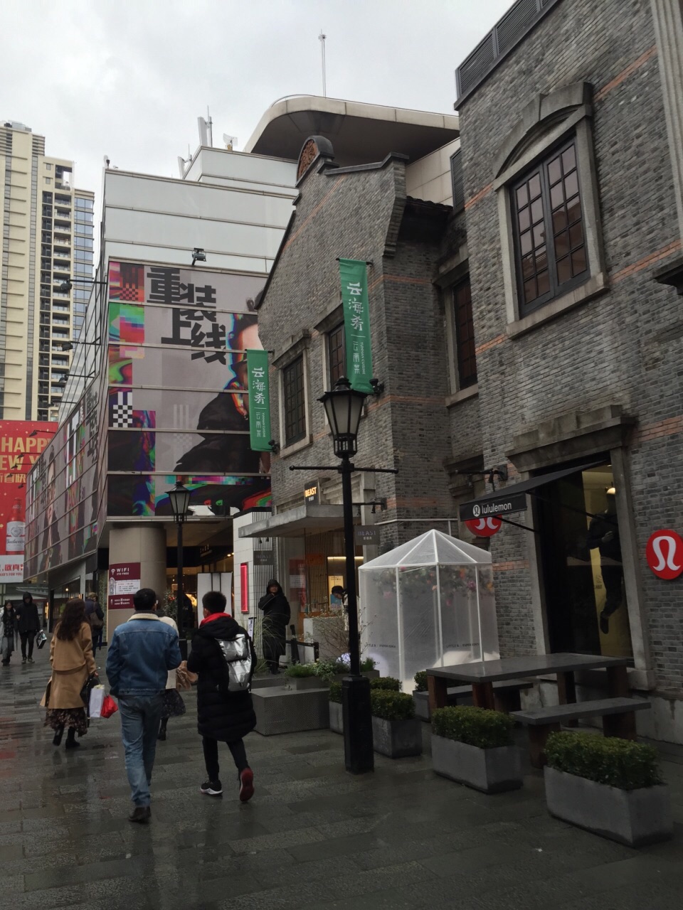 新天地南里以购物和商场为主,整个商场大多以时尚品牌为主打.