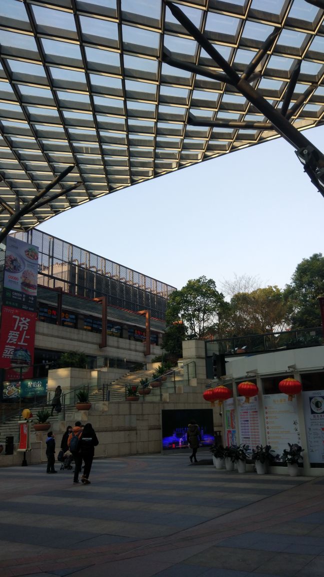 正大乐城位于地铁线7号和12号的龙华中路站,地理位置非常优越,交通
