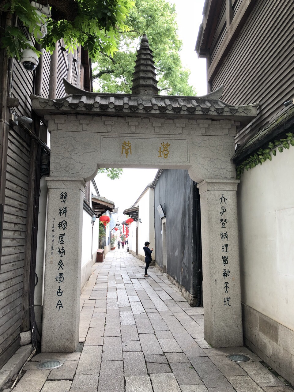 塔巷景观也不错但我们走进去一段就发现黄巷的小黄楼后门在此就走进去