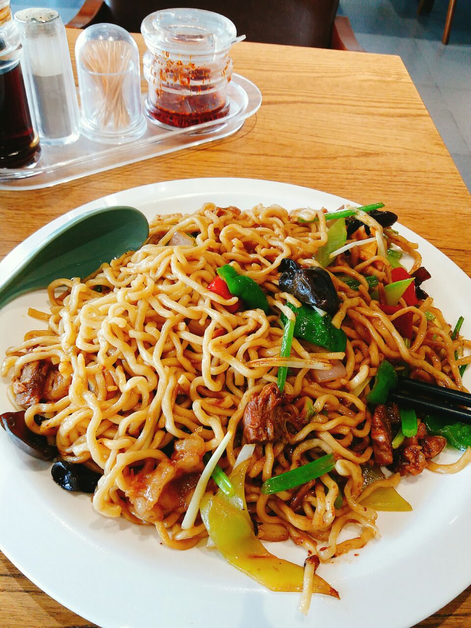 也很大方. 点了拆骨肉拉面,超级好吃. 是我吃过最好吃的炒面之一了.