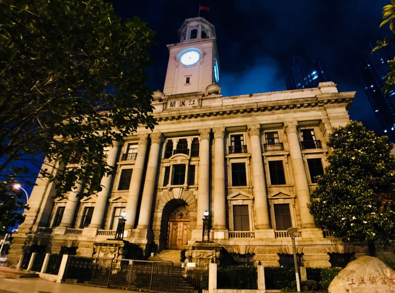 从江汉路步行街出去就是江汉关博物馆了整个建筑不要太雄伟在灯光的
