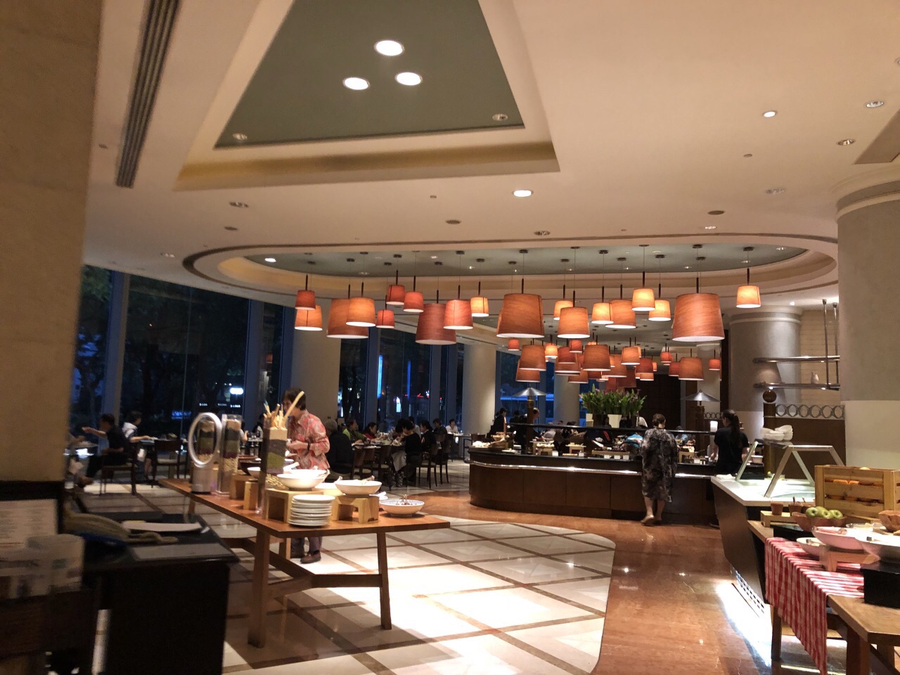 【携程美食林】上海四季酒店咖啡厅餐馆,四季酒店的咖啡吧自助晚餐,环