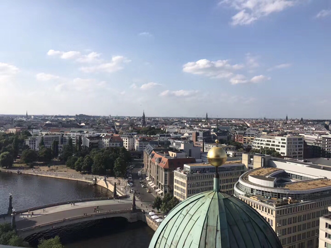 柏林老内河港historische uhr am spreeufer