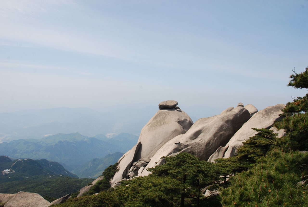 天柱山的飞来峰是景区内的第三高峰,也是坐索道上山后所见的第一座