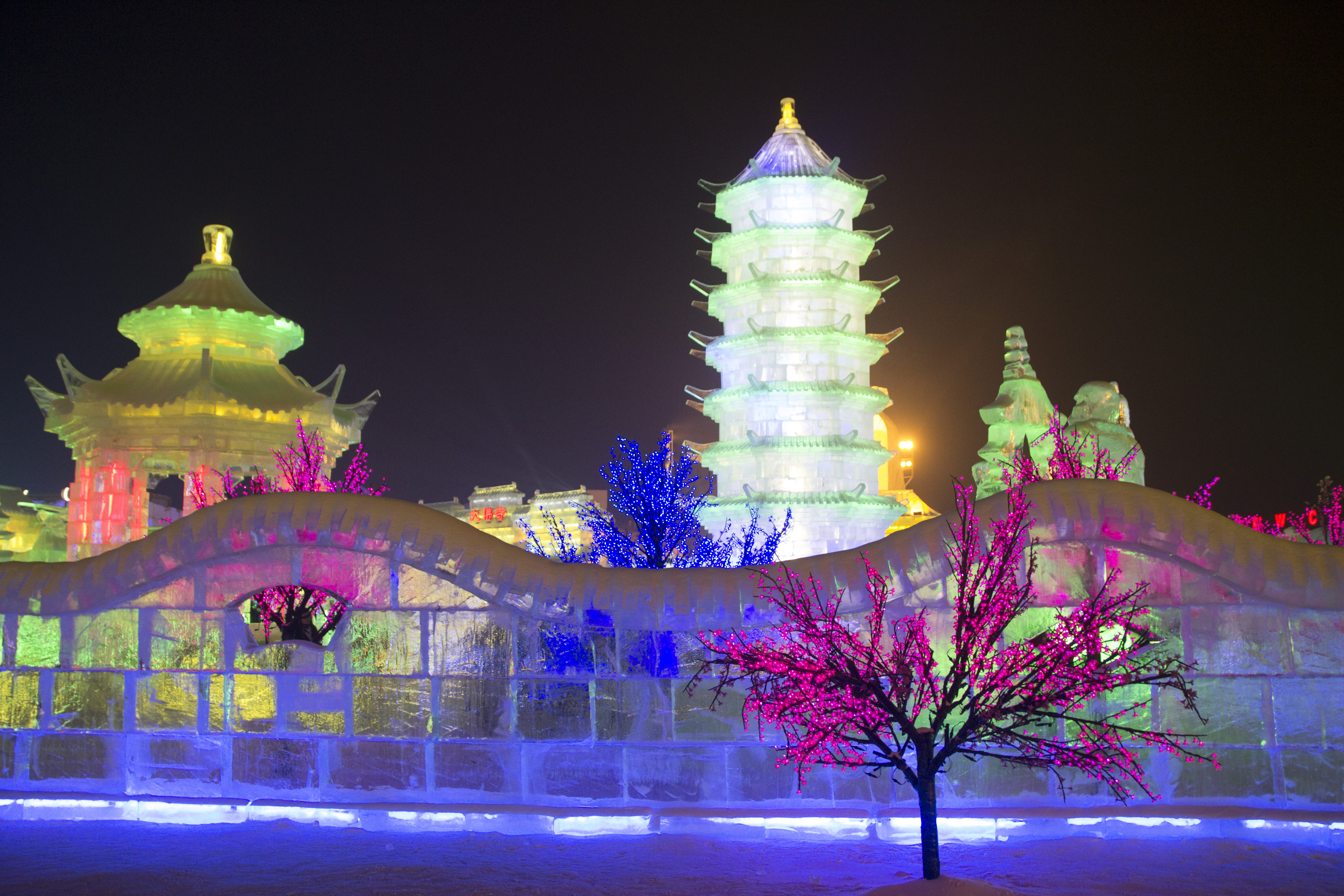 的冰雕,雪雕以及冰雪城堡,夜间在各色灯光渲染下的冰灯盛宴更是迷人