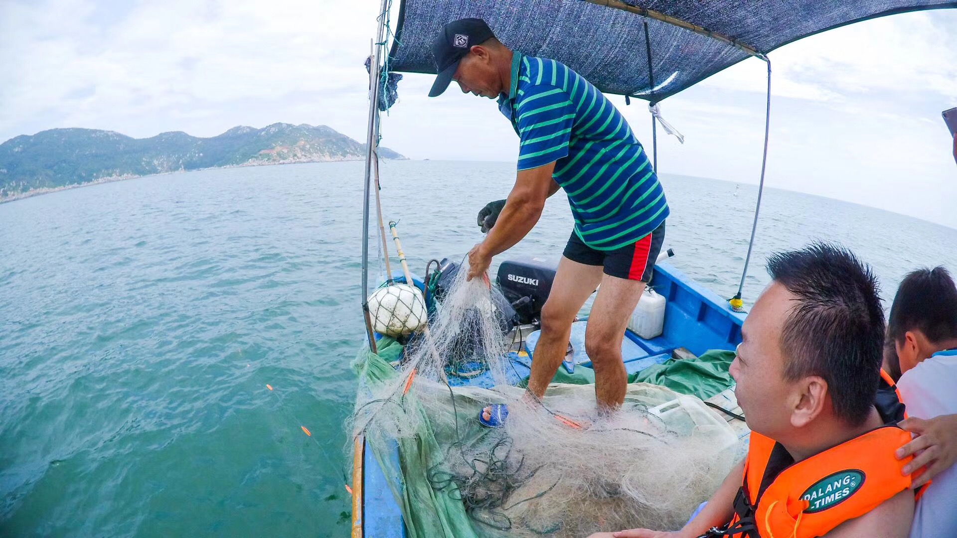 出海捕鱼 船员图片