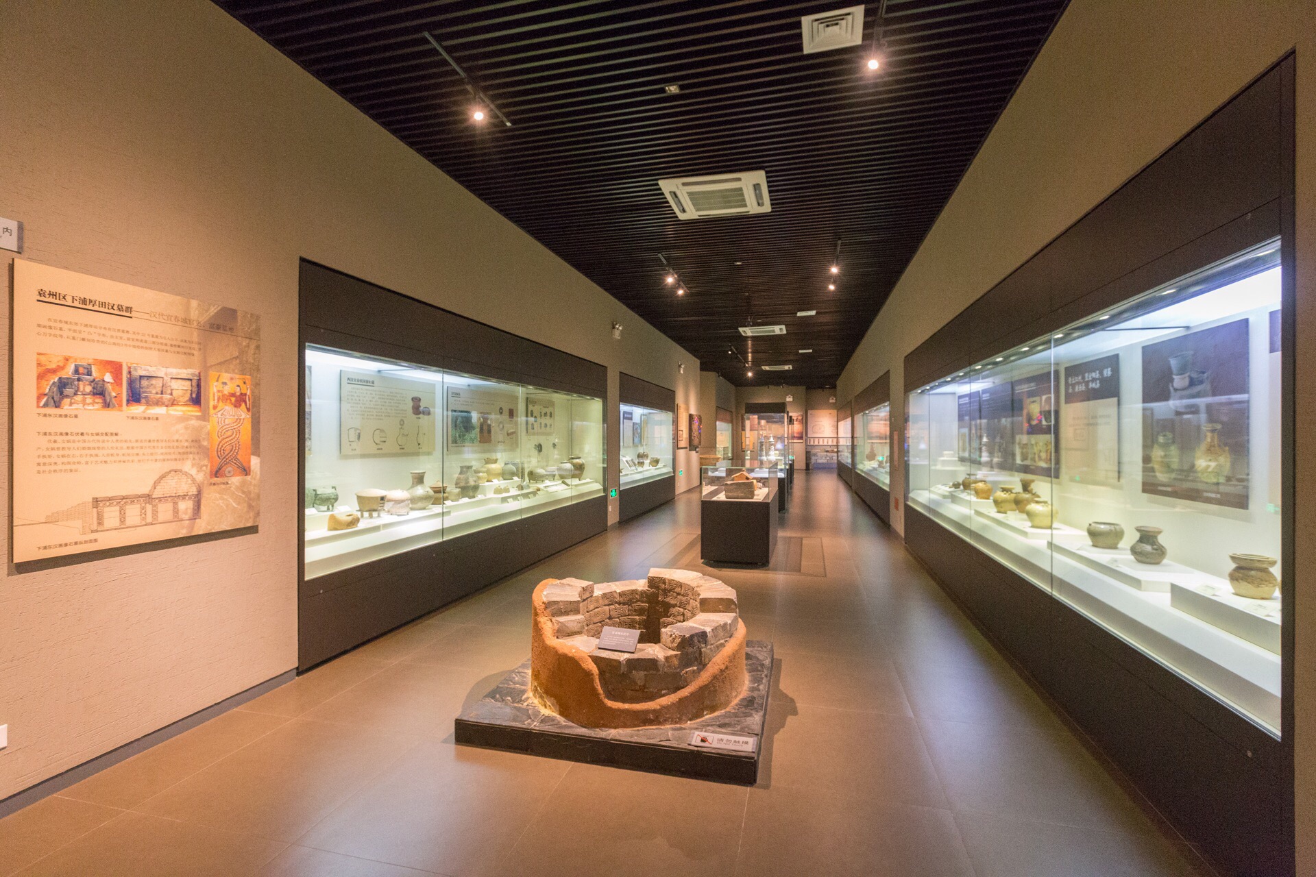 宜春市博物馆位于宜春行政中心东侧"文化之窗"正南面,地处中心,交通