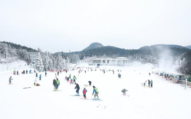 浙江也有林海雪原，这里的滑雪场，比东北近，没东北冷