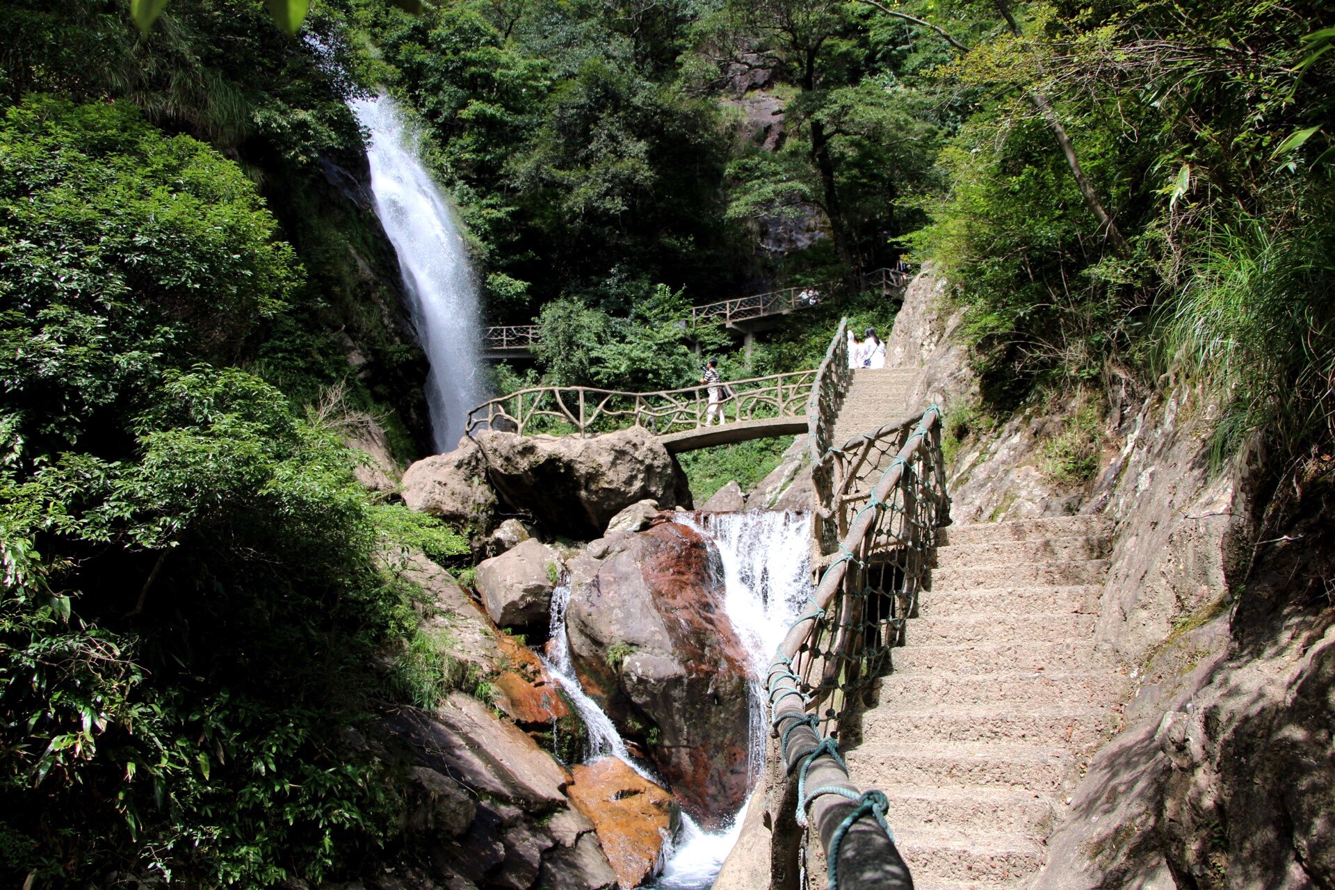 神龍穀神龍仙境61高瀑誘惑險壑飛瀑山峰連綿織為簾鑿為潭溢為溪波光