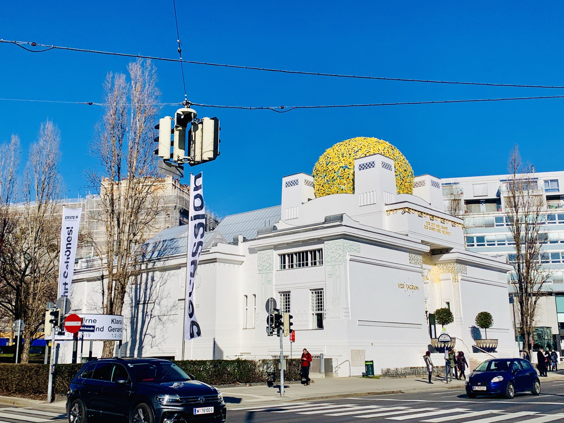 与正统的学院派艺术家分道扬镳,故自称分离派,这建筑物的外表看起来