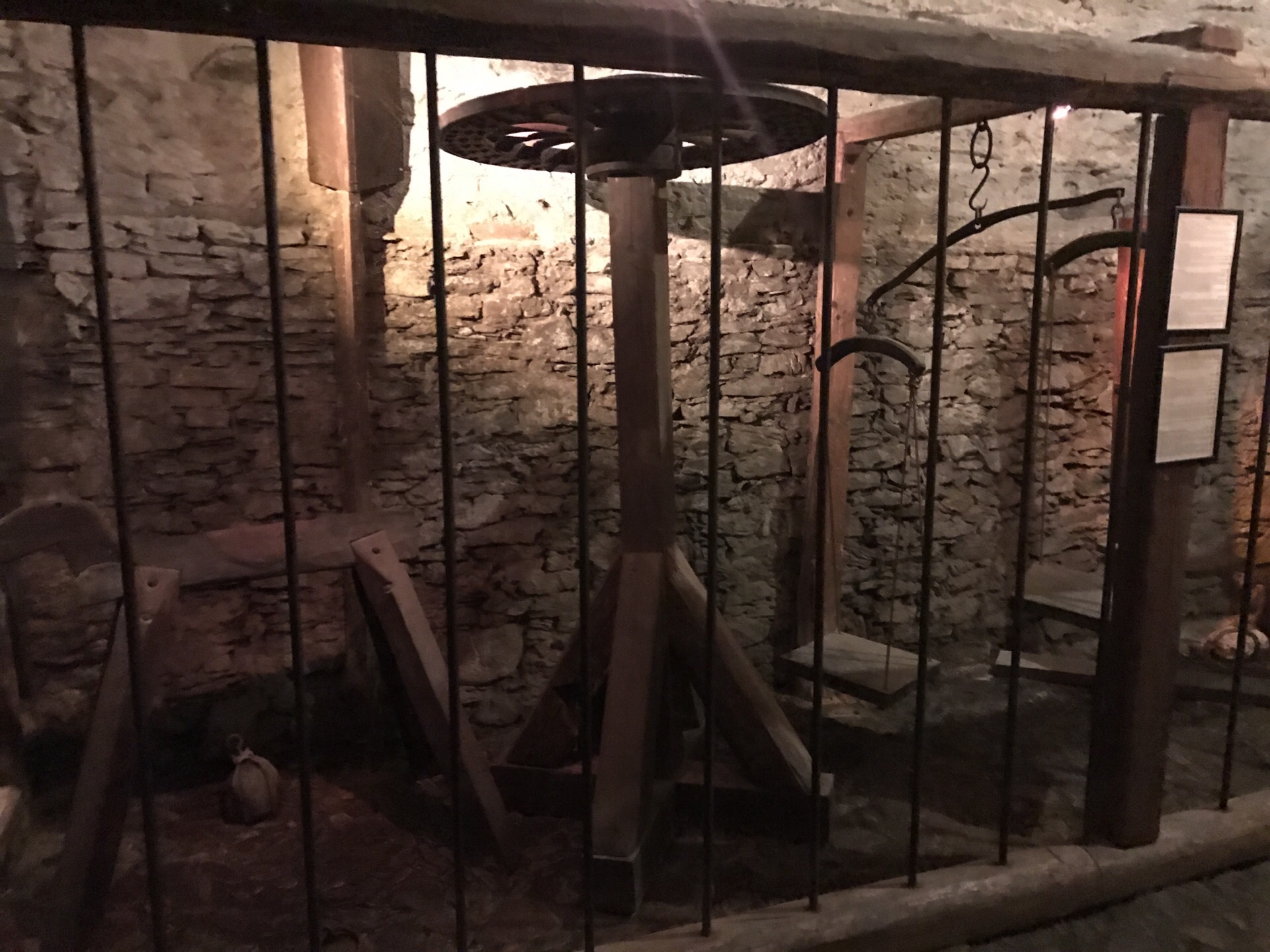 3D插图的中世纪城堡地牢与监狱牢房和酷刑机架桌子。照片摄影图片_ID:408318458-Veer图库