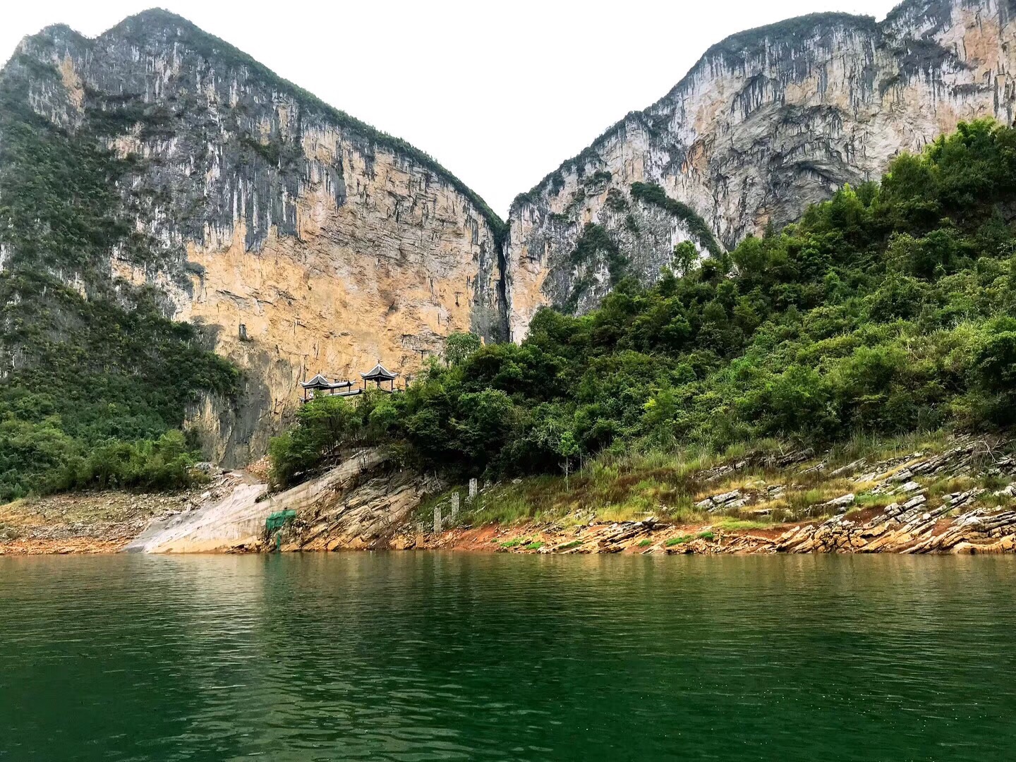 长江三峡之首＂瞿塘峡＂之＂瞿塘关＂是中国水路重要的关囗
