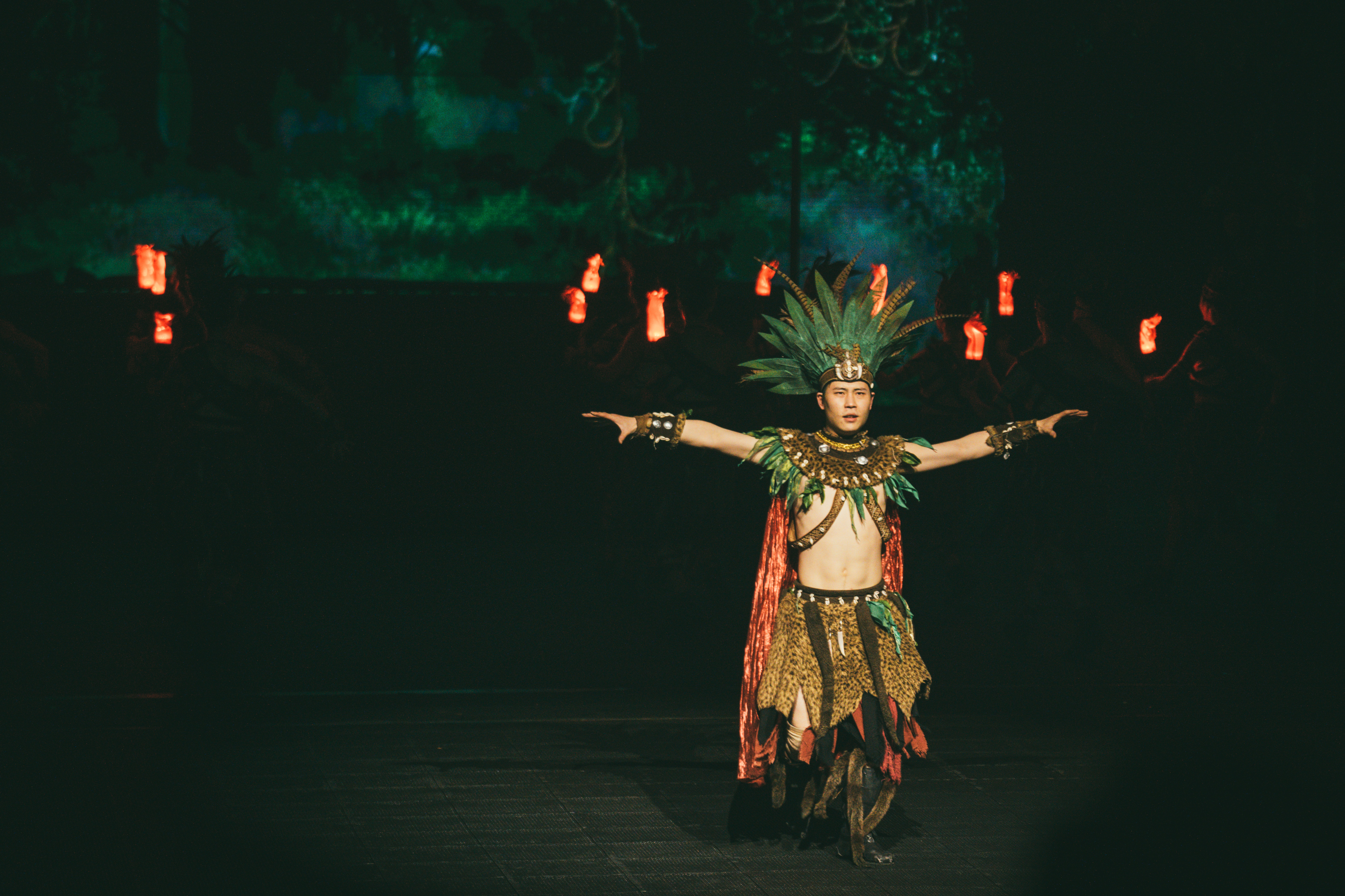 宋城千古情被称作为一生必看的演出之一 它用原始人时期的生活