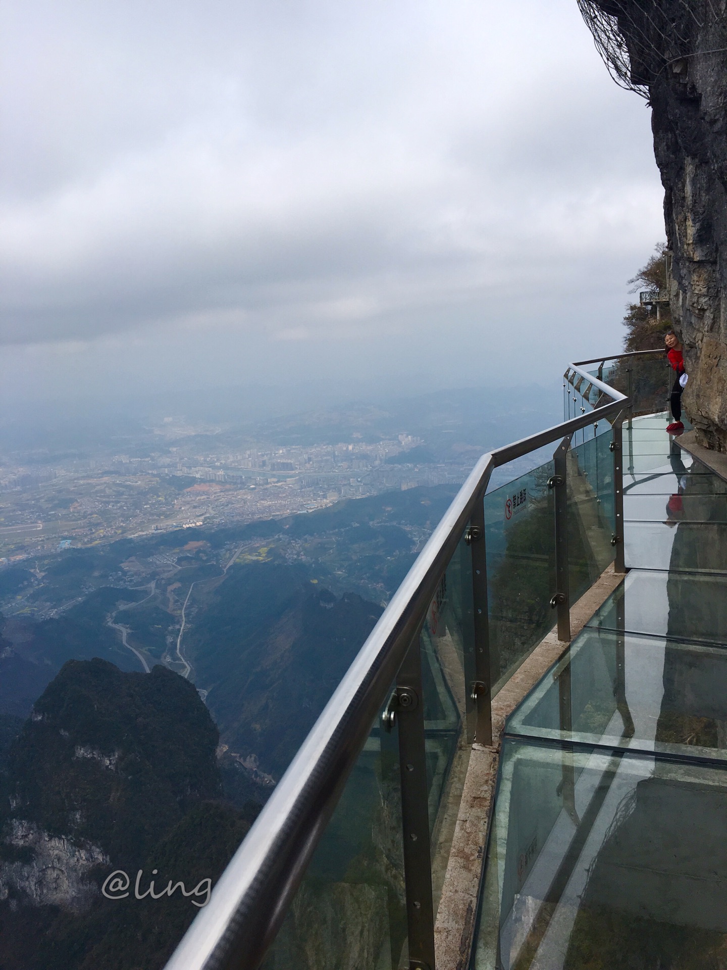 大峽谷玻璃橋的建造更宏大;天門山的景色較優,天門山玻璃棧道較刺激