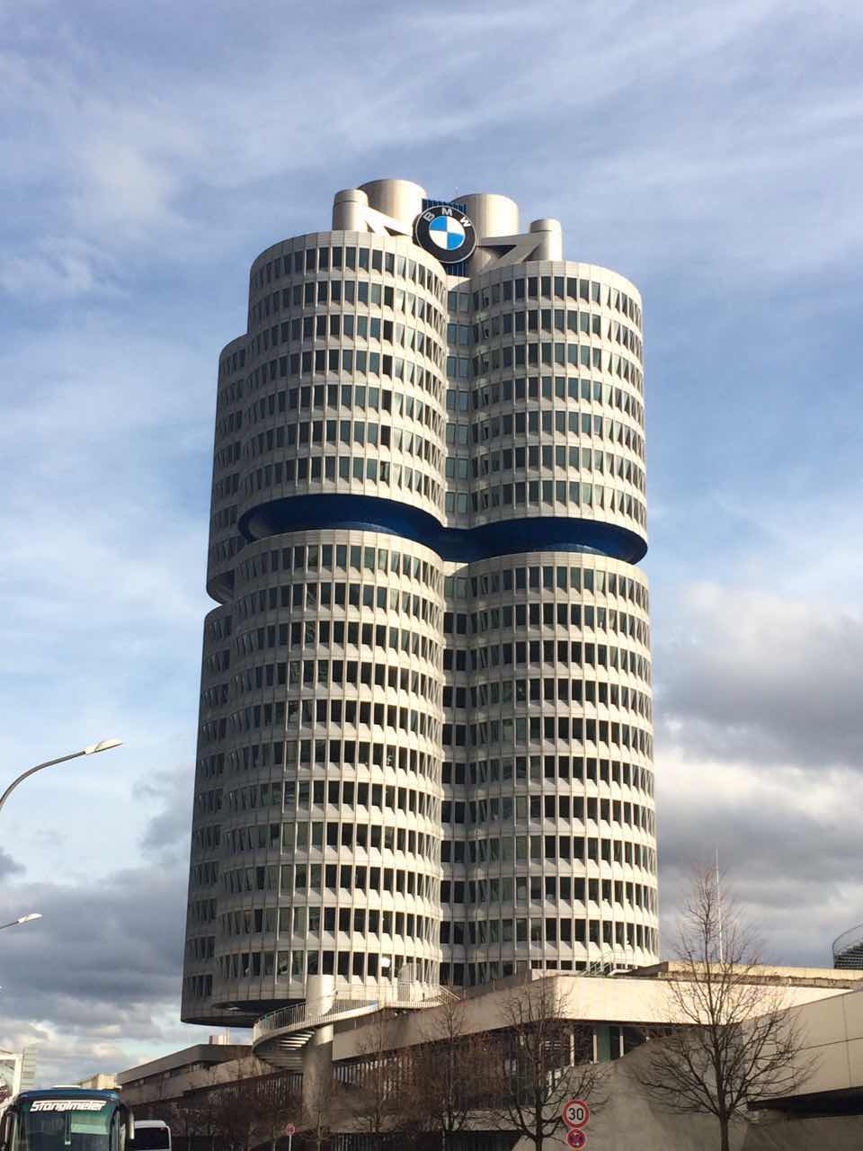 2023宝马总部大楼游玩攻略,外观设计看上去比较奇特,里.