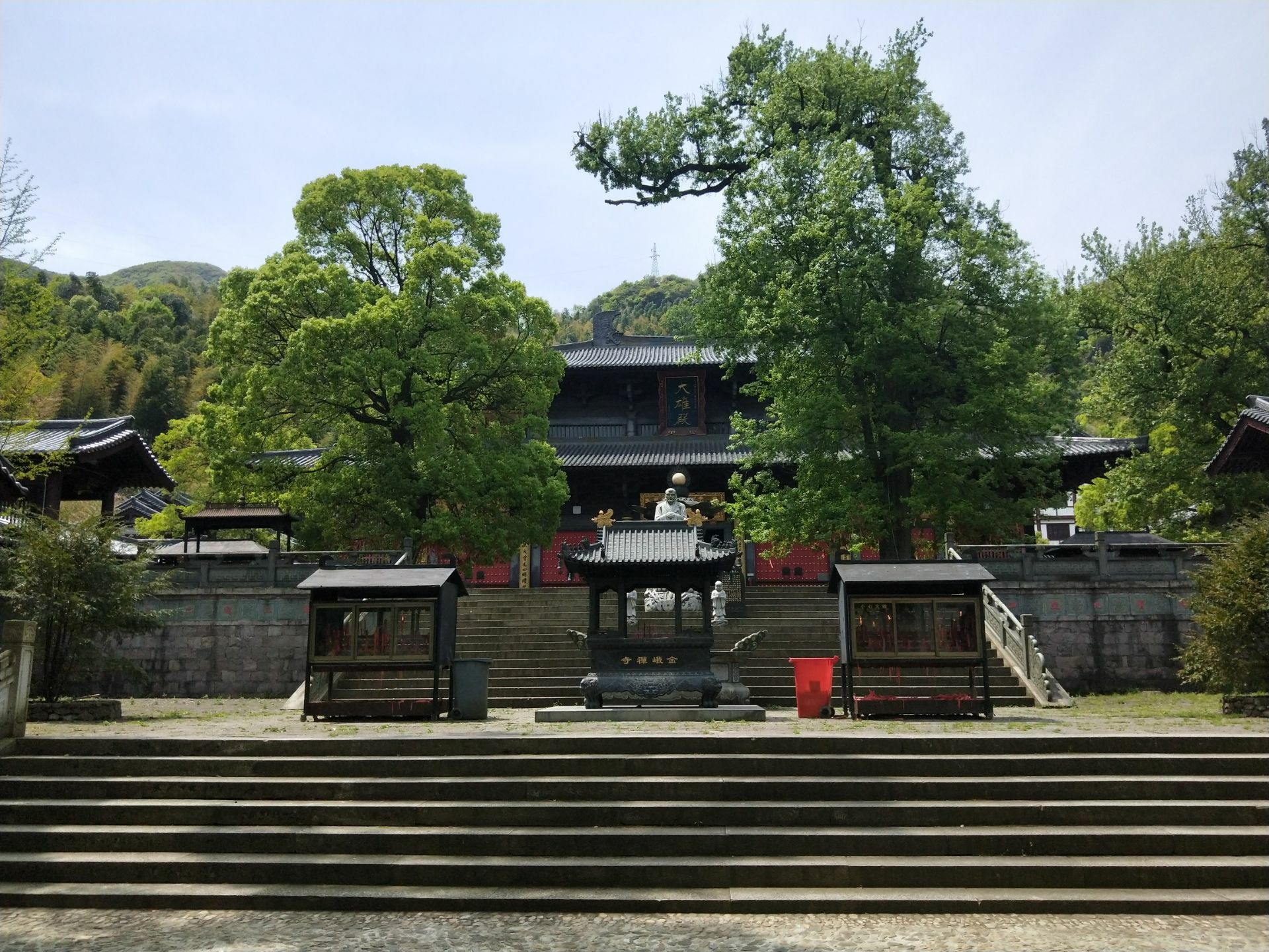 金峨禅寺创建于唐朝大历元年已有1200多年的悠久历史四周群山环绕溪水