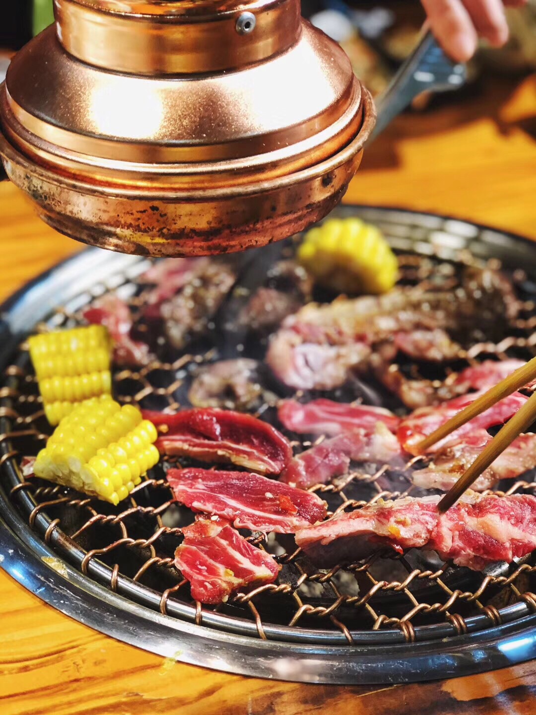 清真日料烤肉,特色甲壳烧在炭火上烤到蟹黄流油,再