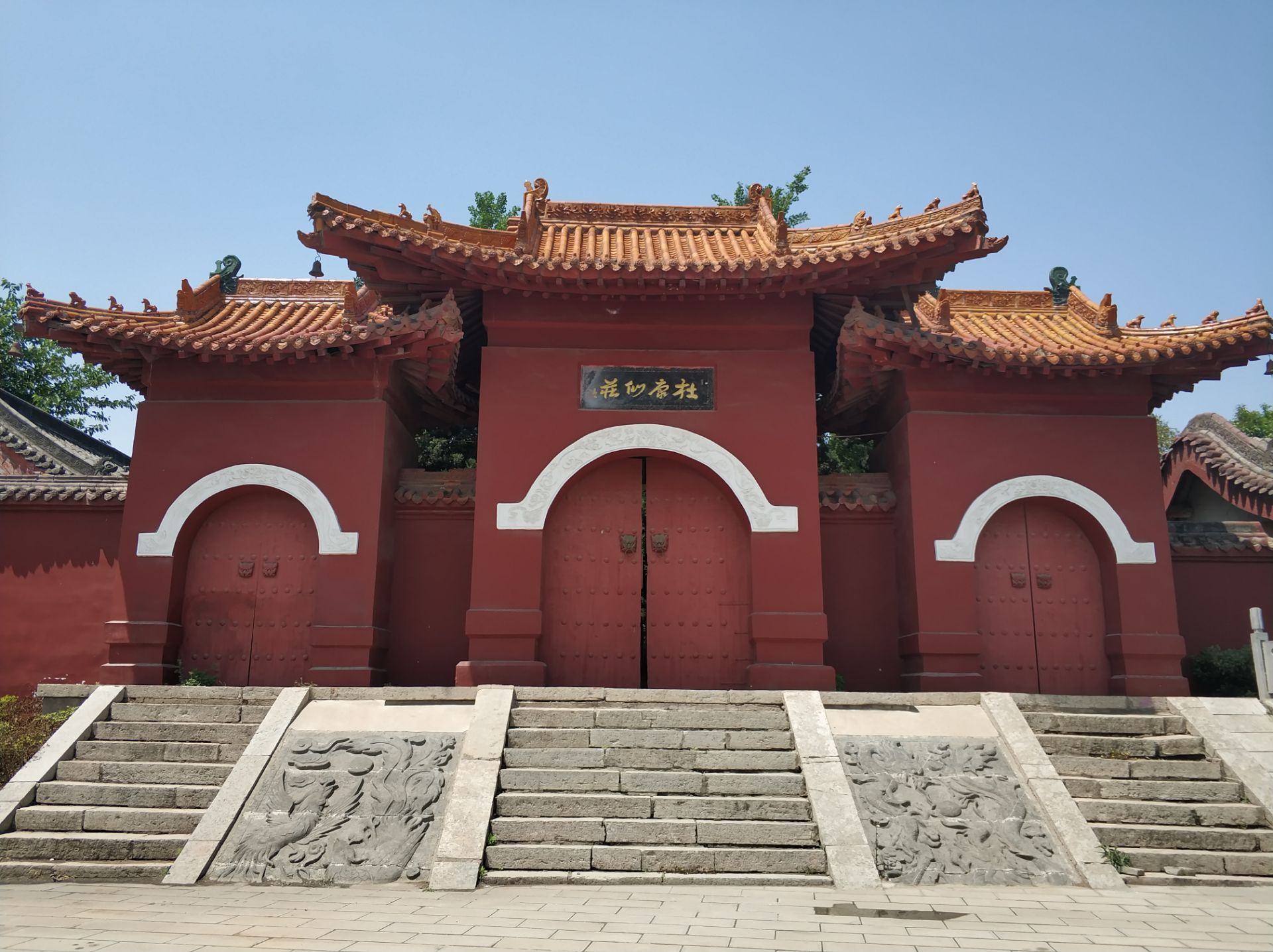 店乡杜康村,内有杜康祠,杜康墓,杜康泉,杜康酒坊,杜康遗址等文化古迹