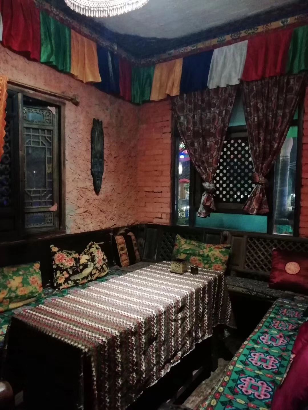 这个以藏族文化为背景特色的餐厅h兼酒吧,让人回味无穷,典型的藏式