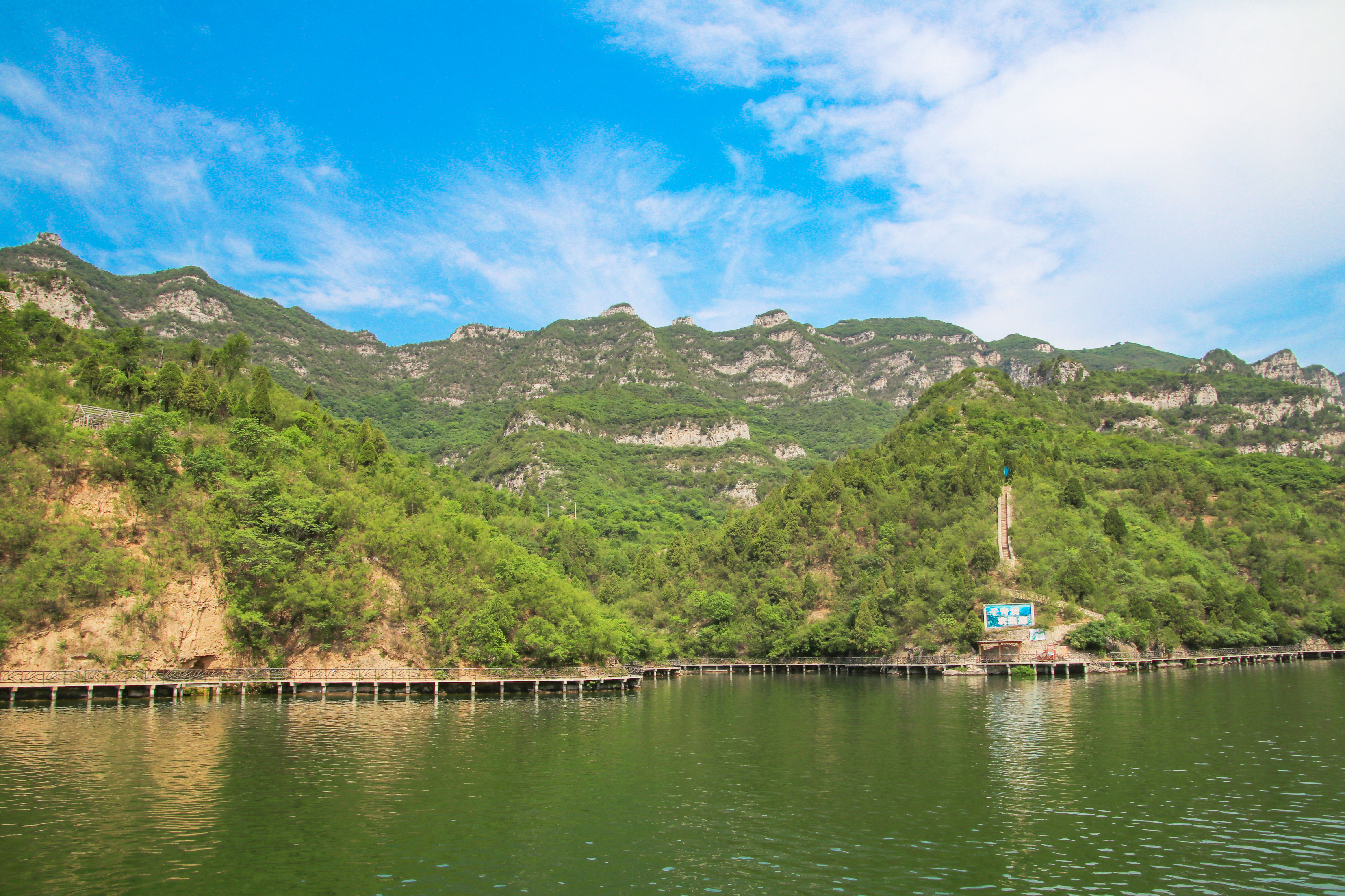峰林峡,原名群英湖,又叫翡翠湖,十里平湖烟波浩淼,山青水碧,自然风景