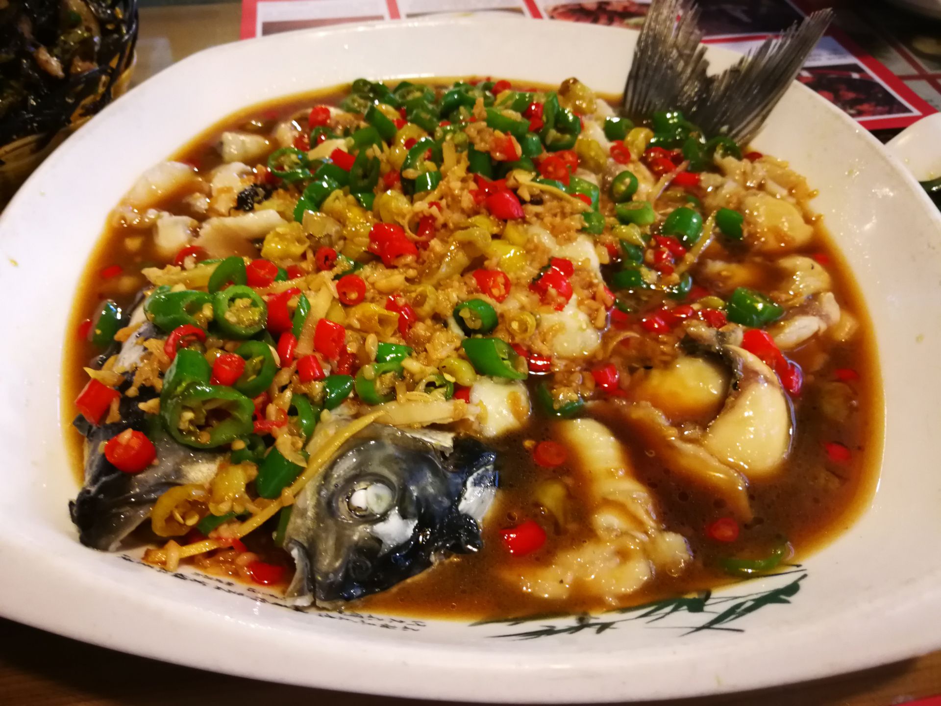 方便,环境干净漂亮,上菜很快,菜量很足,连续吃了三餐,特别推荐双椒鱼