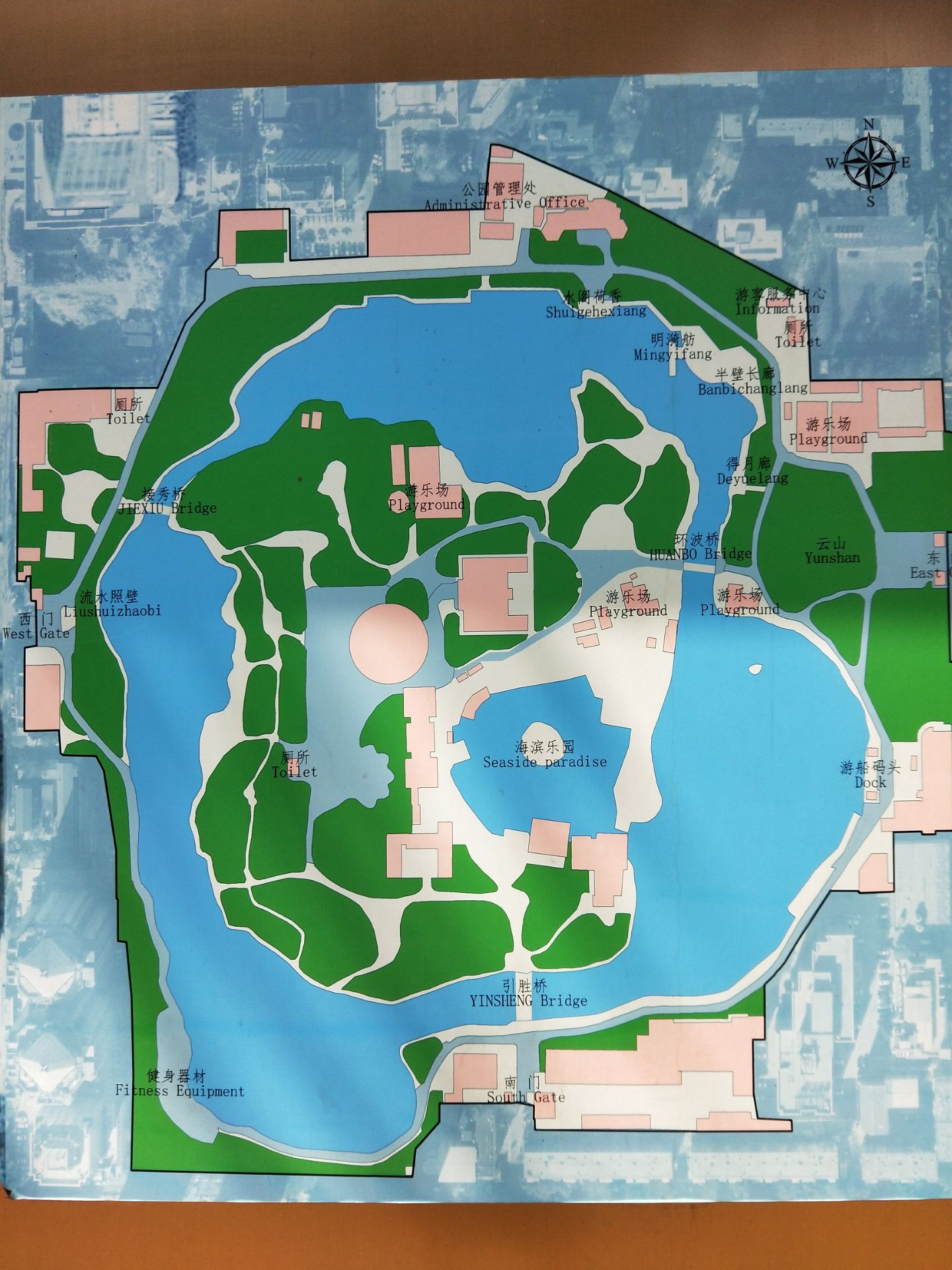 北京团结湖公园是发动工农学商兵义务劳动挖土引水而建的公园,公园