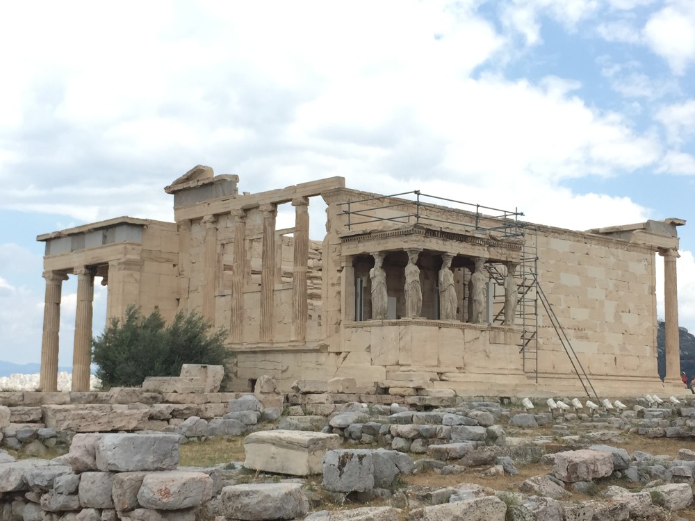 帕特农神庙的不远的地方就是伊瑞克提翁神庙我最喜欢的伊瑞克翁神庙