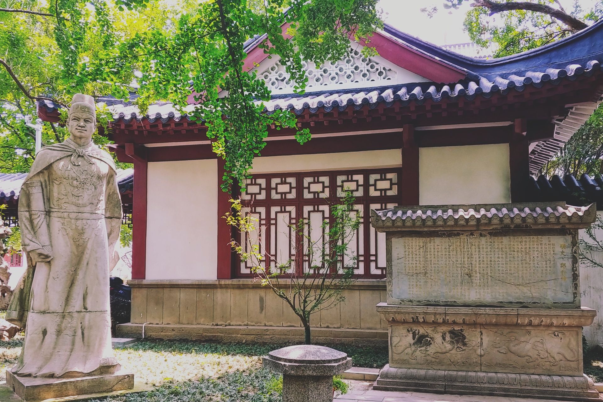 最近正在休整,有些展馆就没开了,但还是可以逛逛旧郑王府里的公园哒