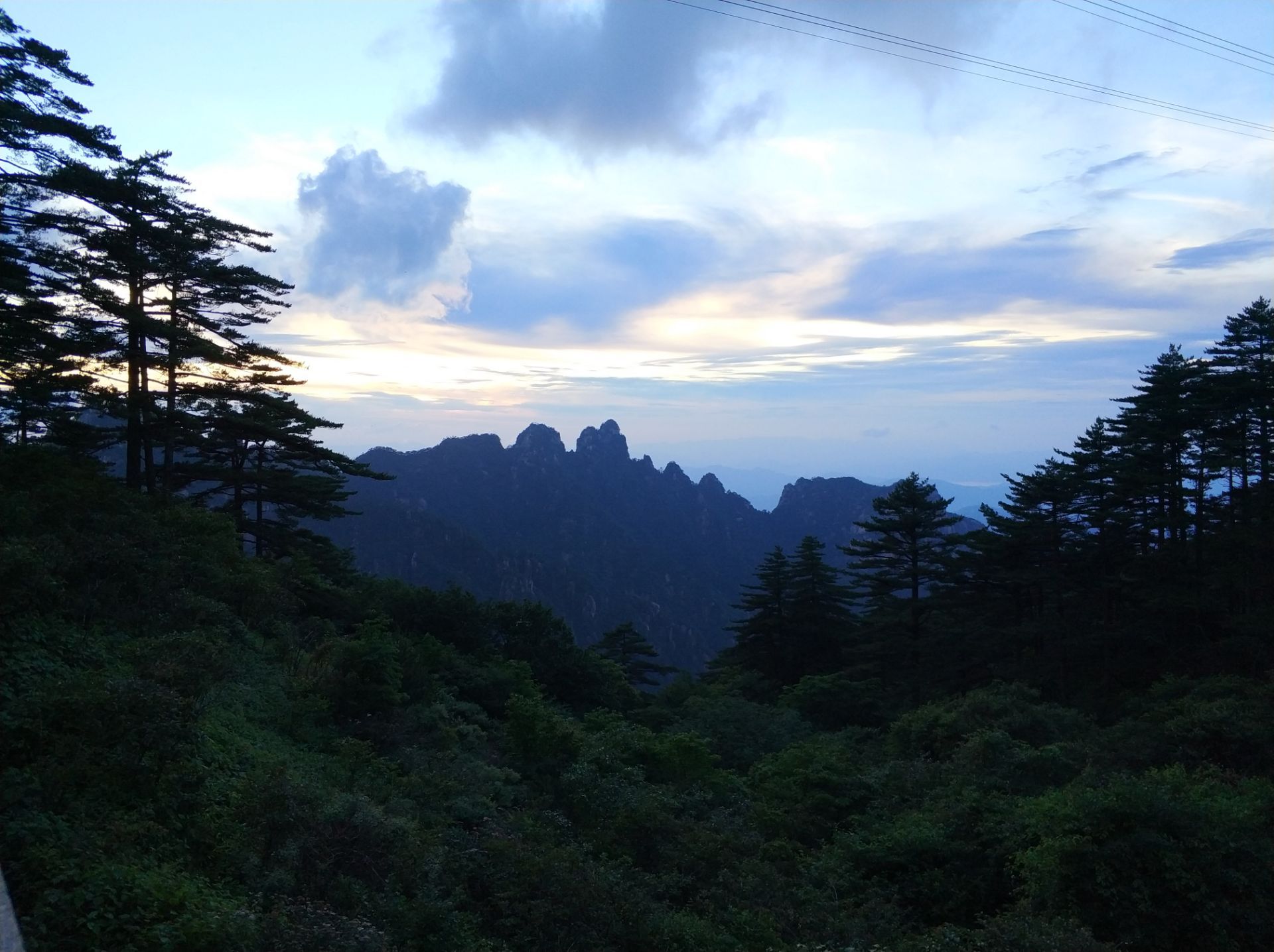 黄山风景区仙人踩高跷景点,仙人踩高跷也是黄山的一个著名的想象石景