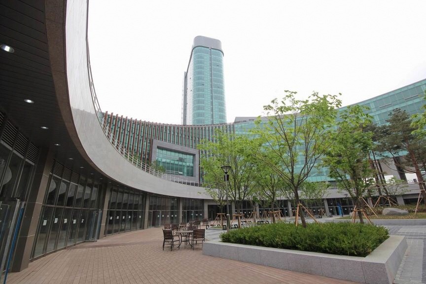 这个大学时仁川唯一一个国家大学学校里的建筑楼又新又干净