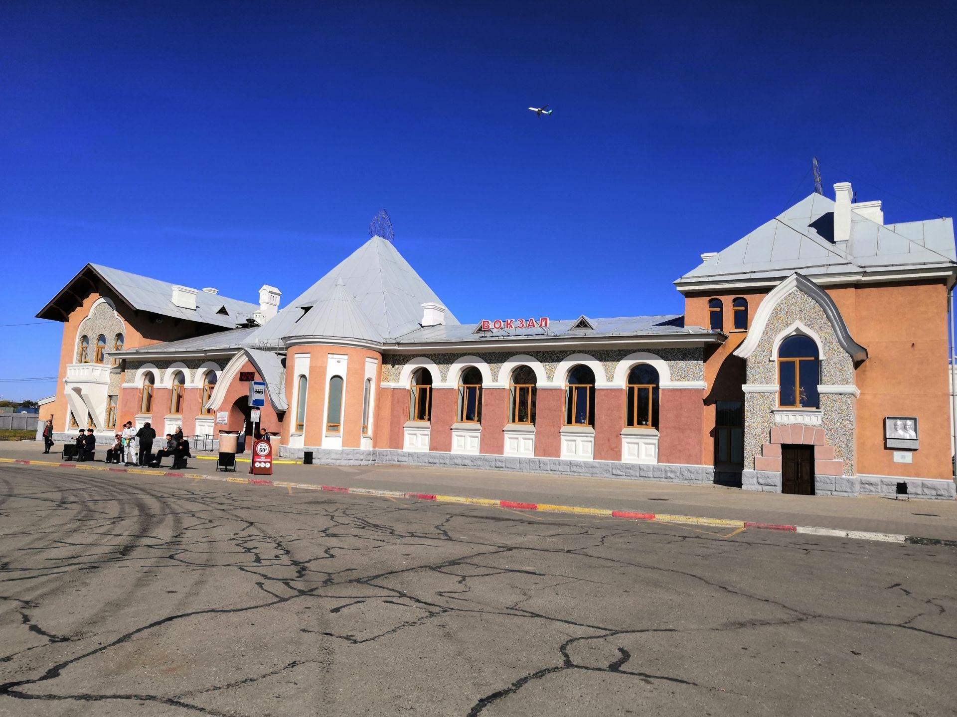 整个火车站非常小,听导游说整个火车站只有四个服务人员,两个售票员