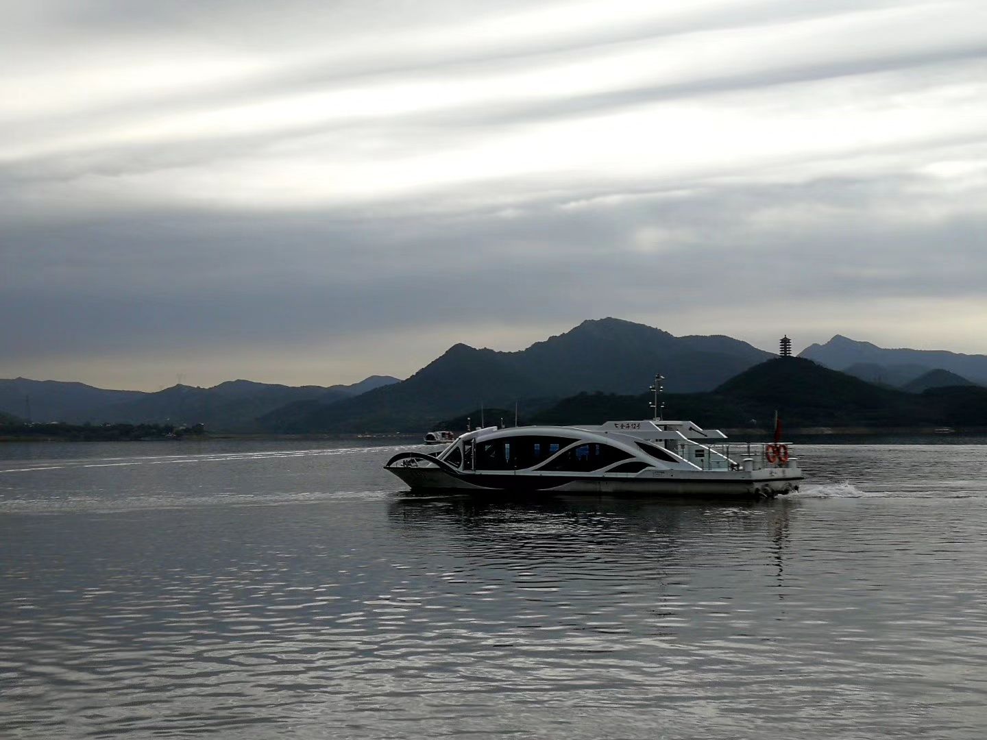 金海湖風景區位於北京平谷區,這裡的湖水面積寬闊,是北京地區水域面積