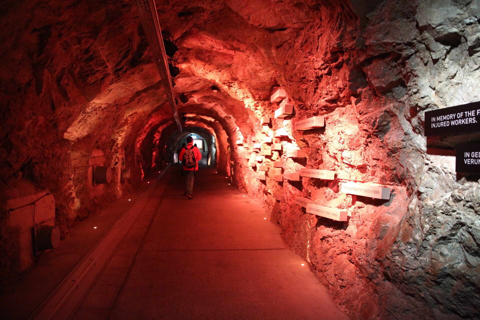 【携程攻略】菲舍塔尔冰宫景点,冰宫位于少女峰观景台下20米处，这个冰川隧道桐乡洞穴状的房间和大厅…