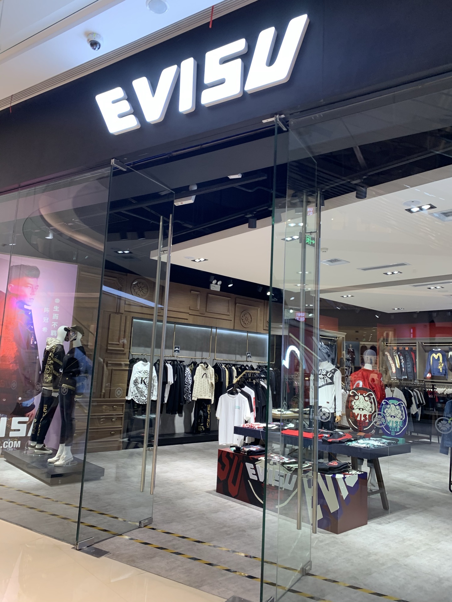 这个品牌是一个男装的品牌,这家店是在大悦城的,店面不算非常大,但是