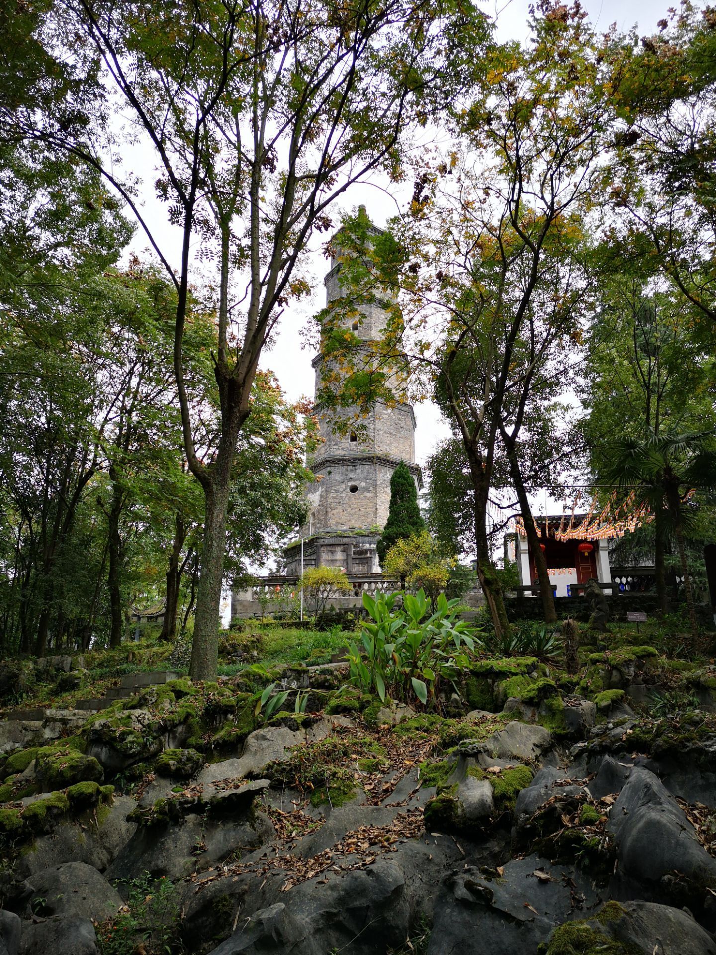 连珠塔,位于湖北省恩施市五峰山第一峰龙首峰,始建于清道光十二年,塔