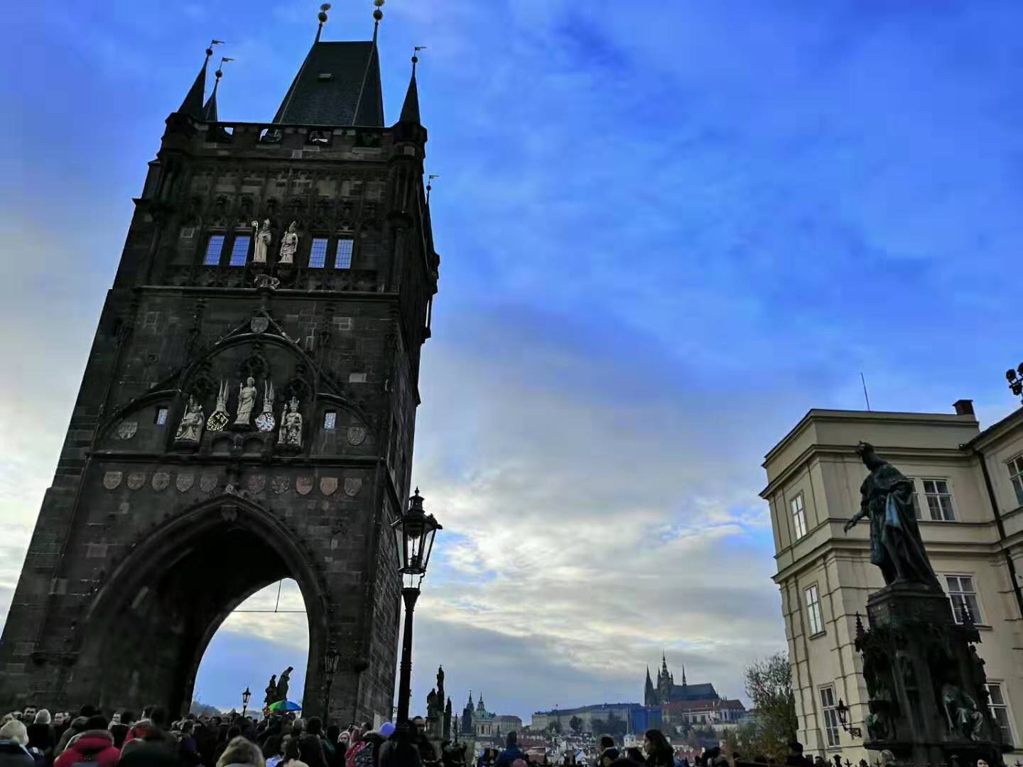 【携程攻略】布拉格老城桥塔景点,老城桥塔是世界哥特式建筑风格最杰出的瑰宝之一，兴建于西元十四世纪…