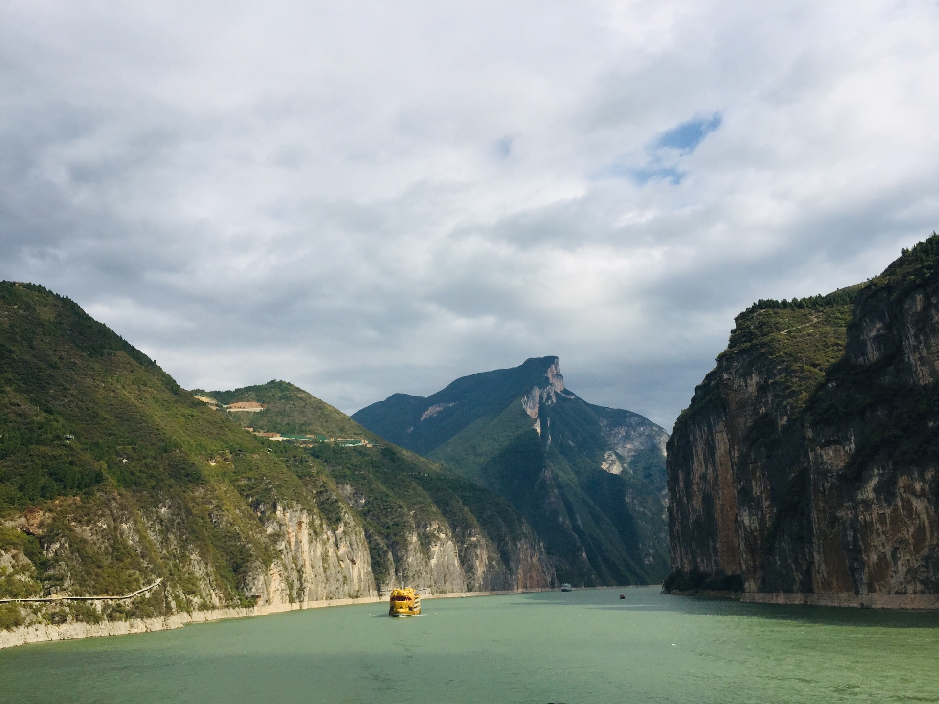 瞿塘峡是长江三峡中最壮观美丽的一段,所以也印上了人民币,名扬天下!