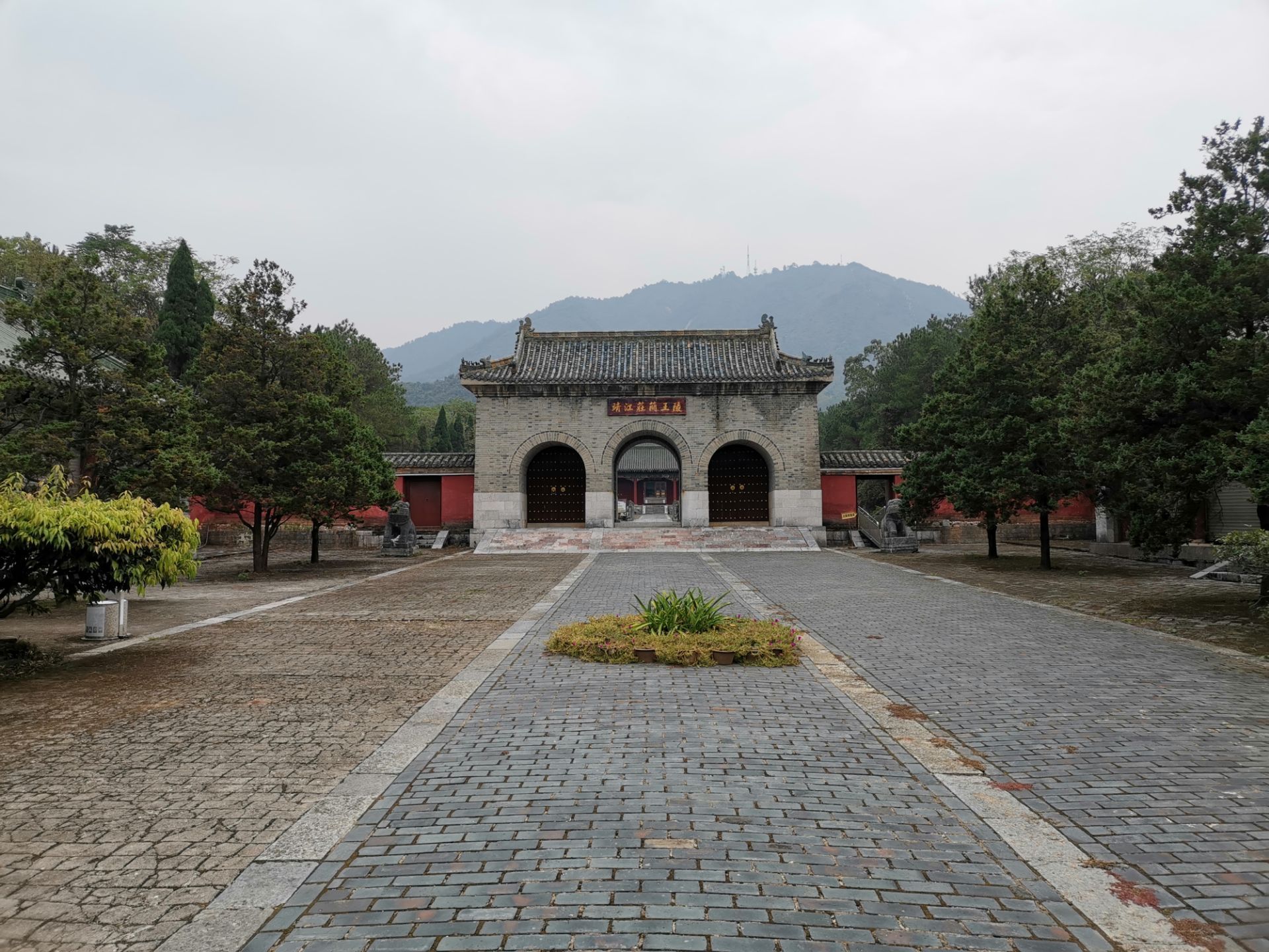 桂林第一峰，竟然藏在六百多年历史的王府大院内_靖江