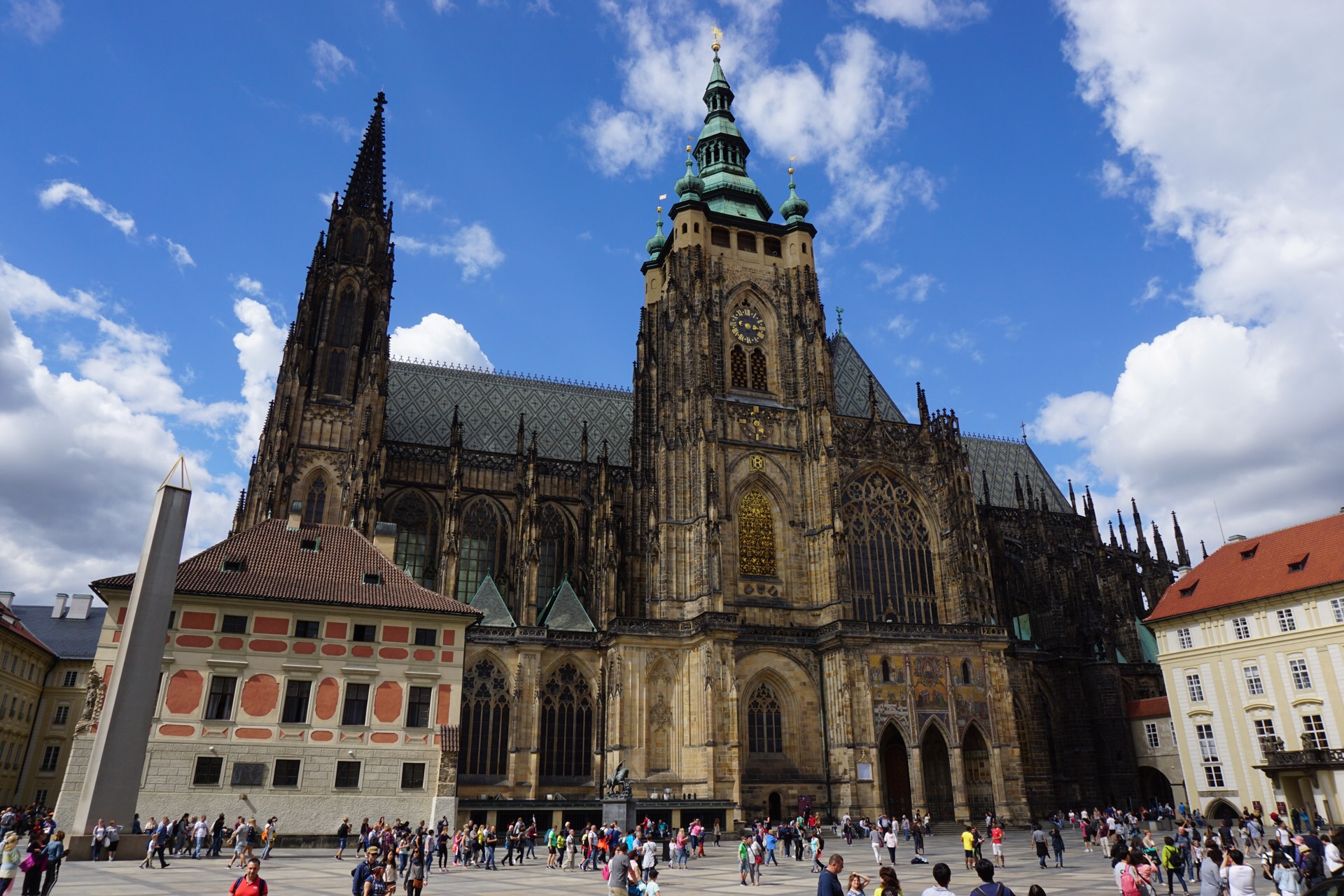 圣维特大教堂是布拉格城堡最重要的地标它的建筑独具特色是王室加冕与