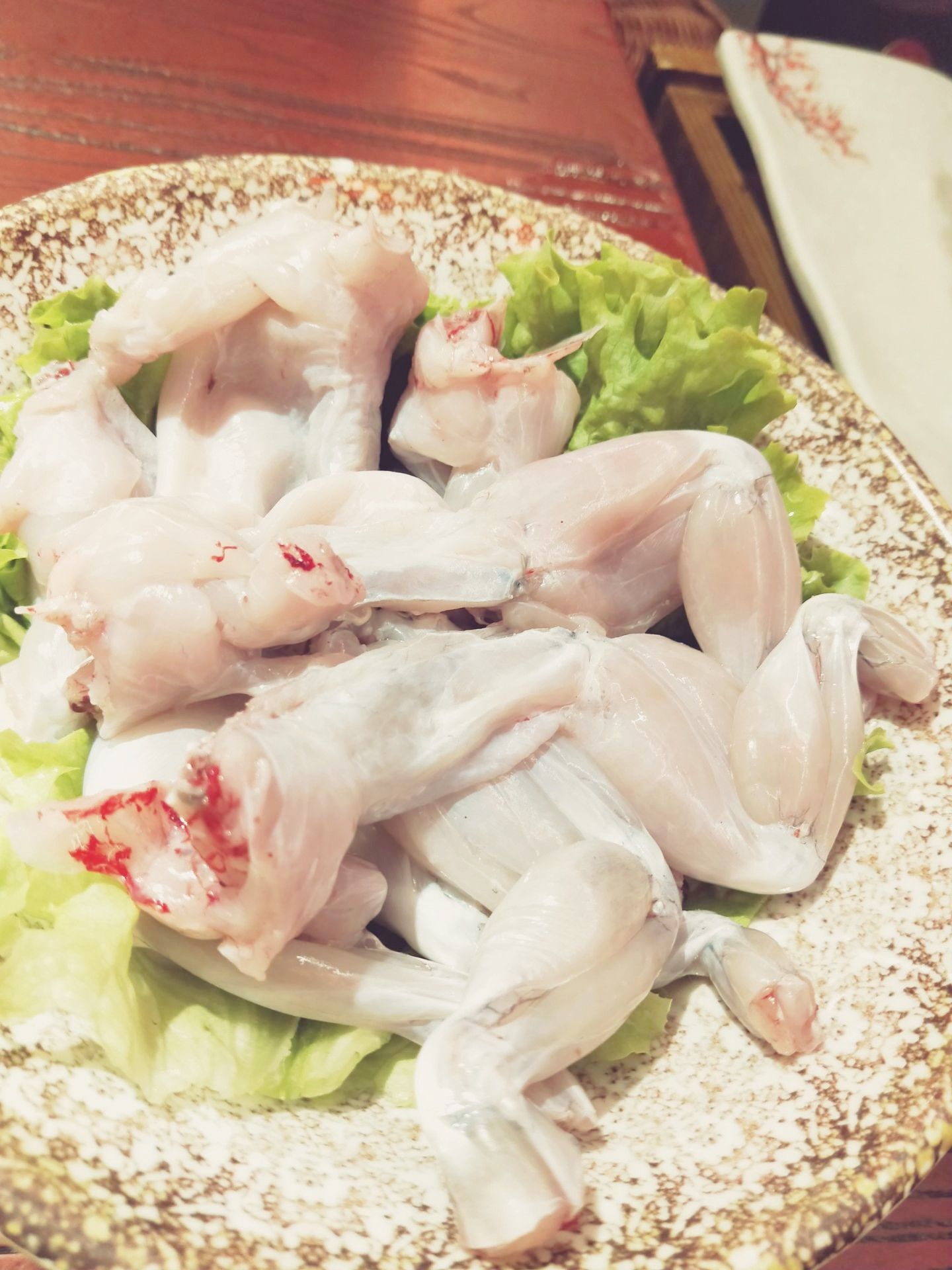 3活杀牛蛙个头超大清洗的也非常的干净麻辣的调料以后口感非常好等等