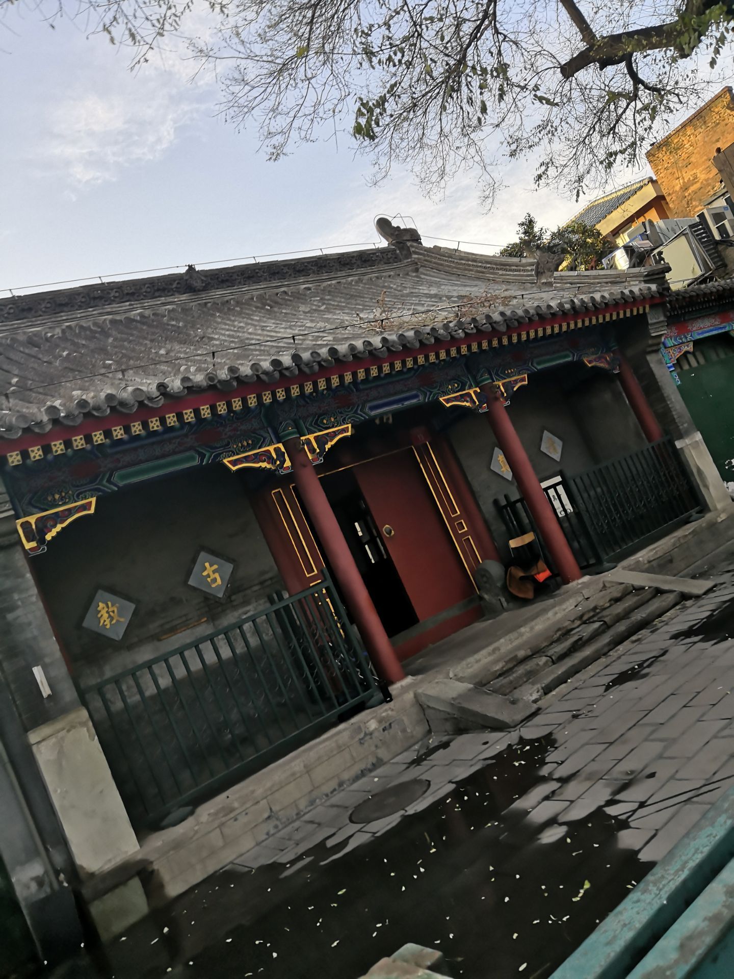 位于东四南大街东侧,近东四西大街和朝阳门内大街交接处,从灯市口往北