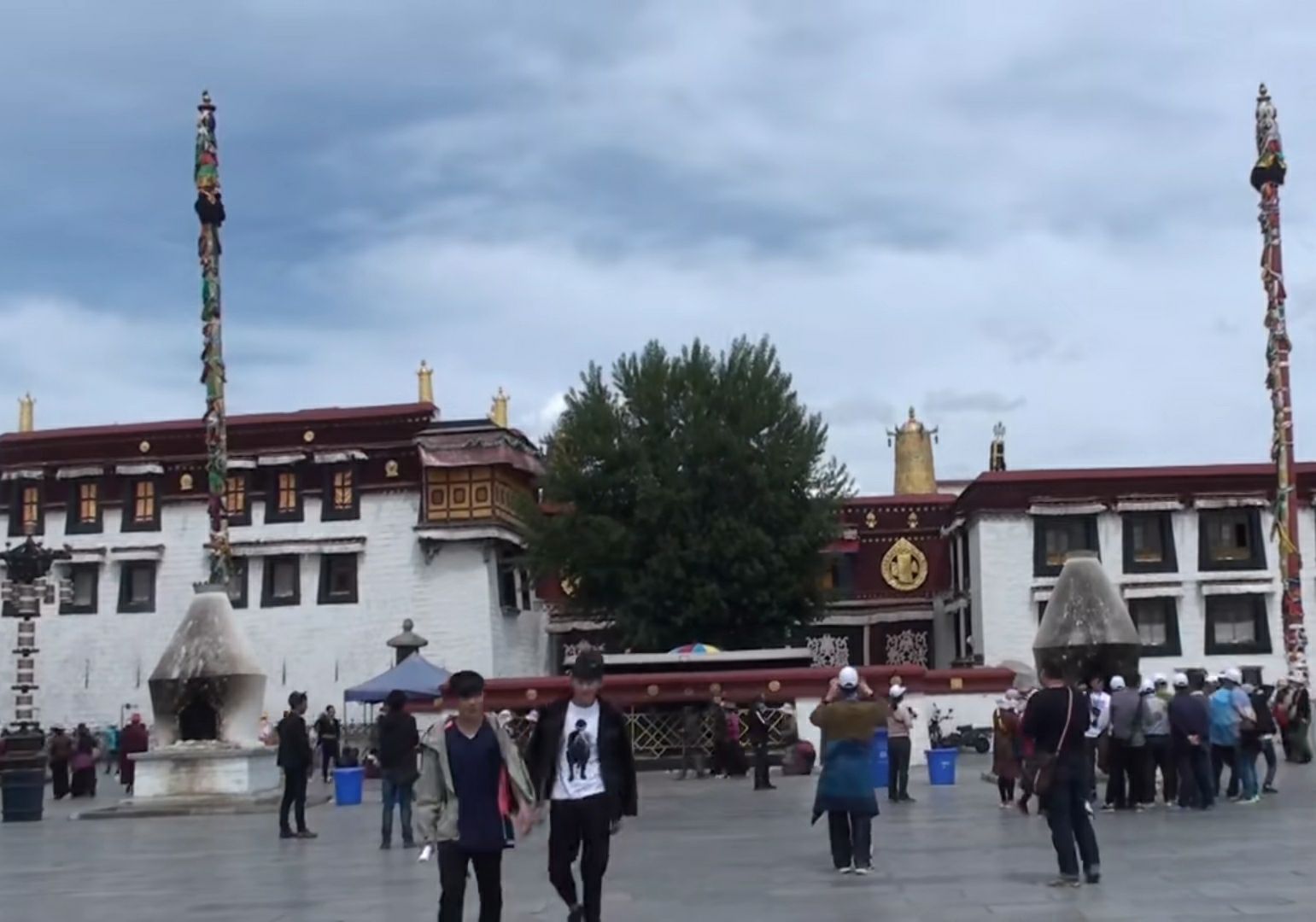 【携程攻略】拉萨强巴拉康景点,在大昭寺附近的八廓街走一段,就到了强