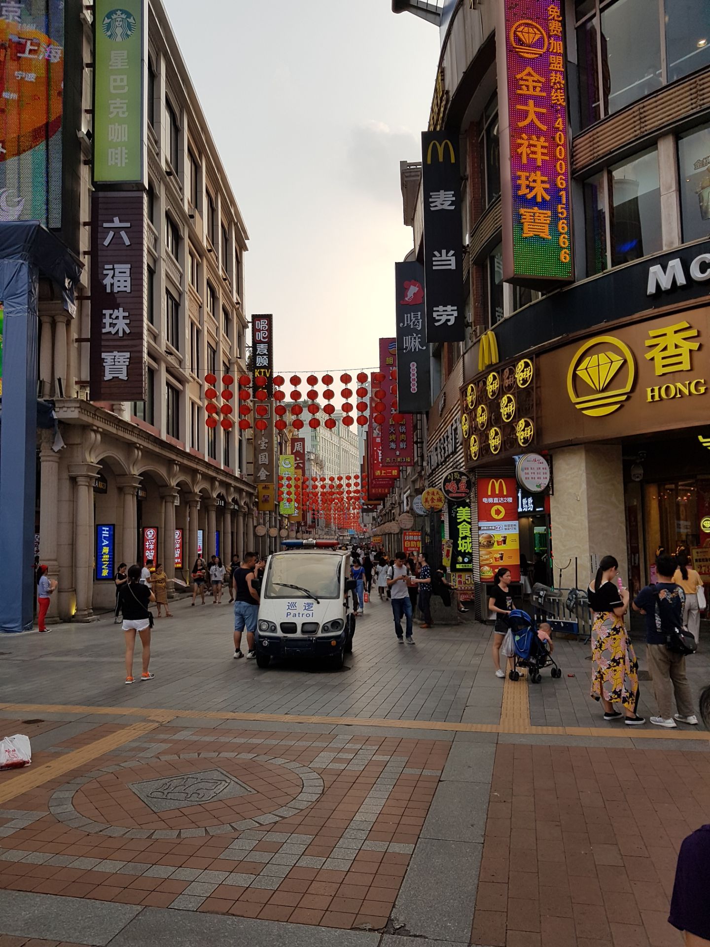2022台东三路步行街购物,台东商业街不仅可以逛街也是...【去哪儿攻略】
