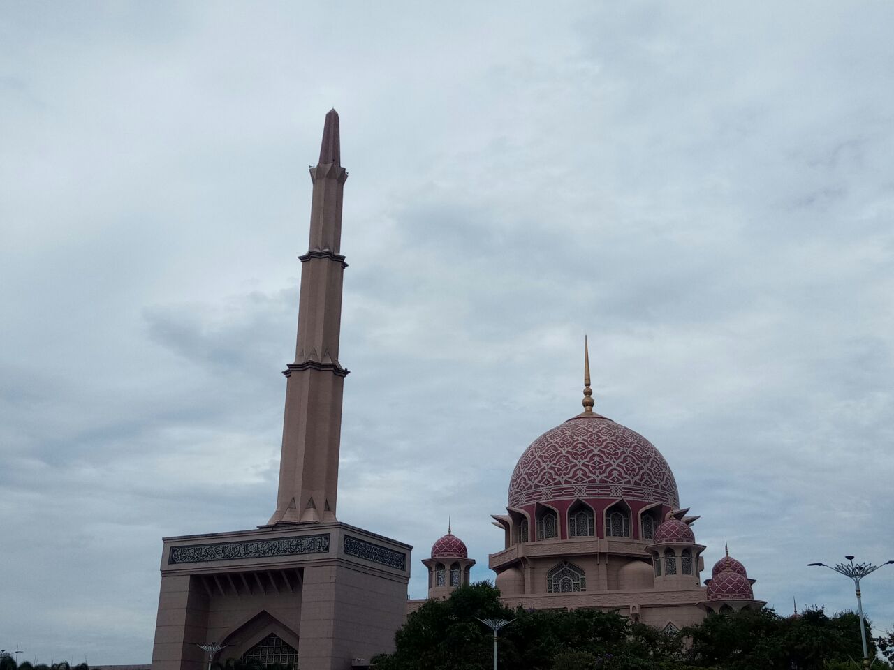 【携程攻略】布城粉红清真寺景点,粉红清真寺位于马来西亚新行政中心布城，也称为布特拉清真寺。整座清…