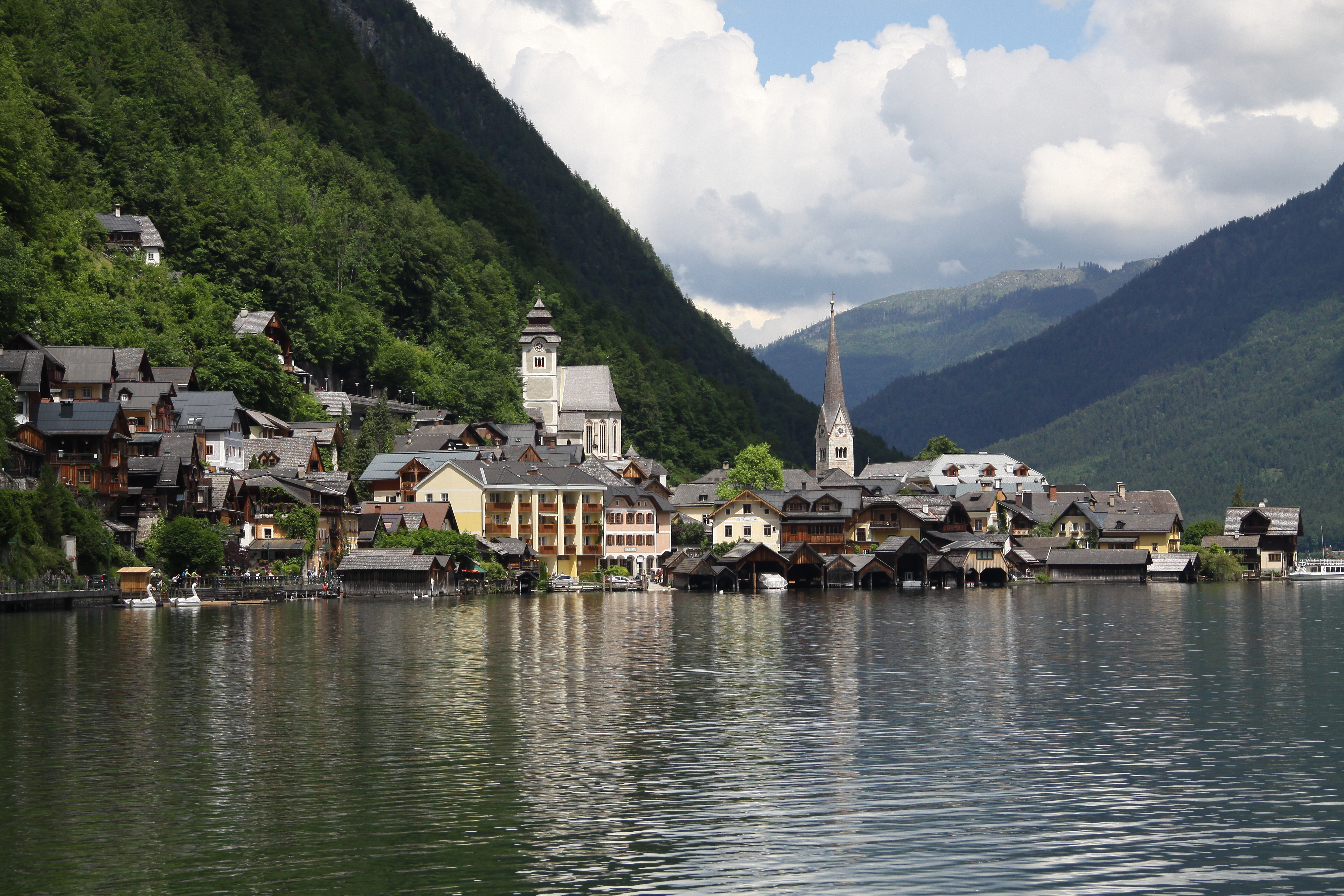 沿着湖边的主路漫步进入小镇路边的院墙,窗台都被主人用鲜花装