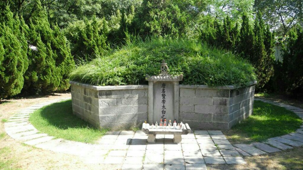 晚年寓居当涂族叔李阳冰处,流连于山水间,多次游而不得,竟独坐山间,写