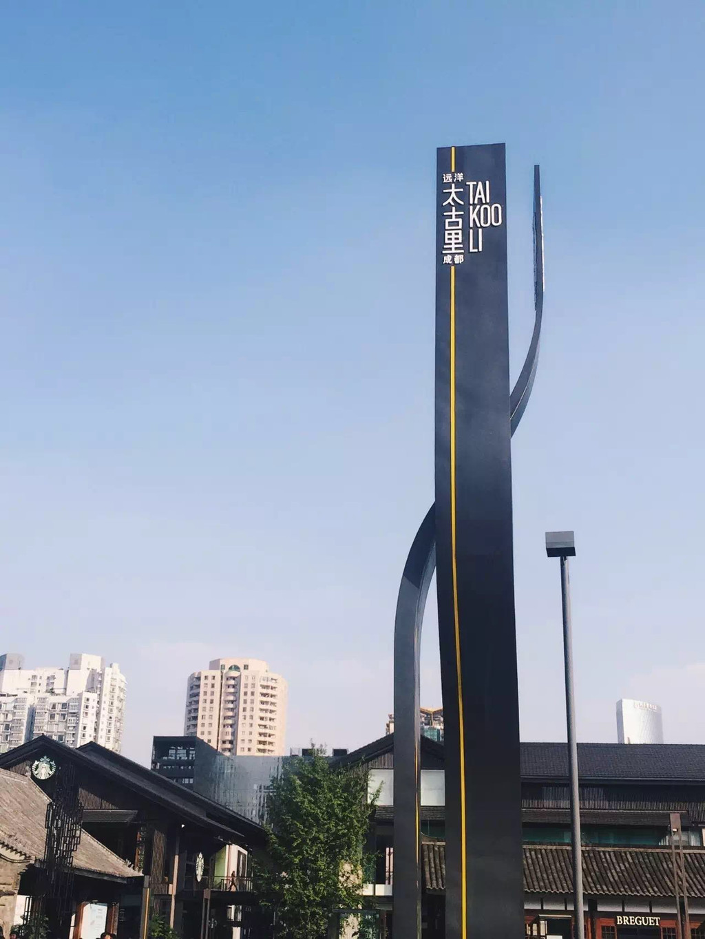 春熙路是成都最热闹的地方,各种高楼林立美女如云,太古里是有一些仿古